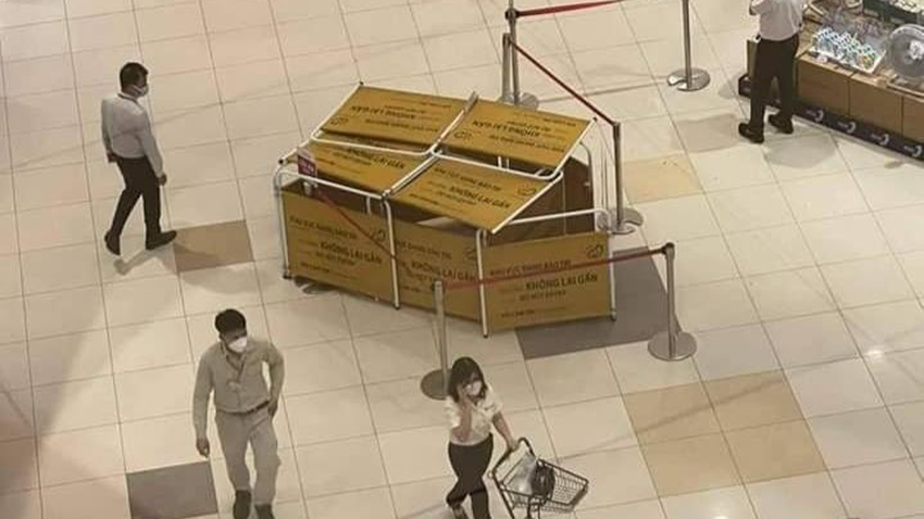 Khách hàng hoảng hốt vì 1 người rơi từ lầu 2 xuống đất ở siêu thị Aeon Mall Bình Dương