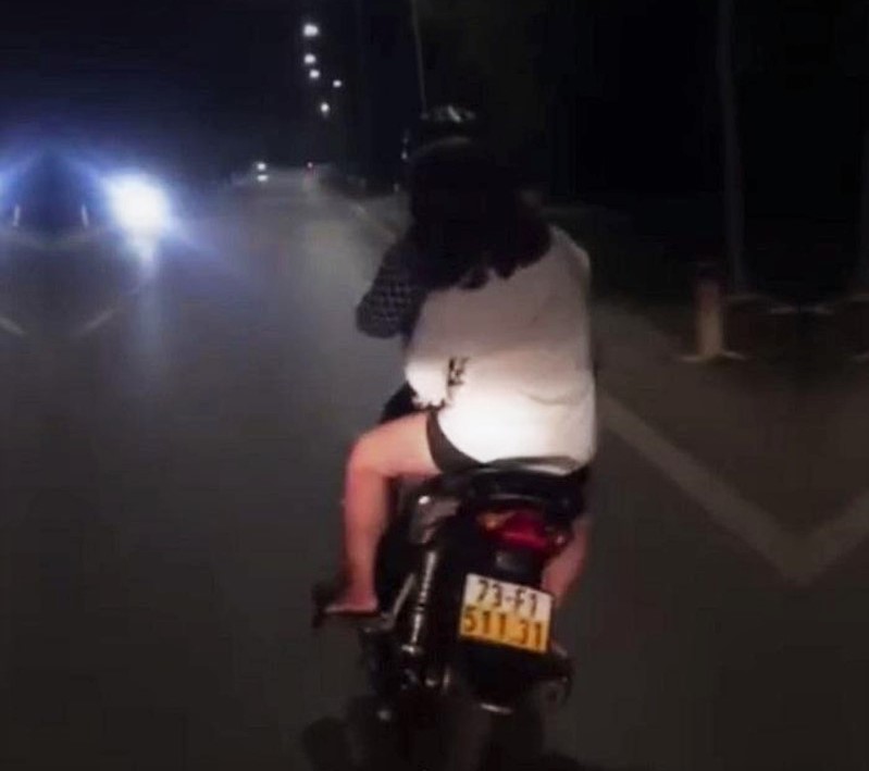 Đôi nam nữ đi xe "đánh võng" khiến người đi đường hú vía