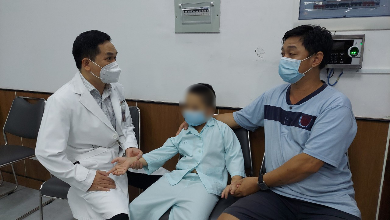 B&aacute;c sĩ kịp thời gắp l&ograve; xo trong thanh quản b&eacute; trai - Ảnh 1.
