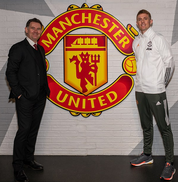 Erik ten Hag nhận lương khủng, xới tung d&agrave;n trợ l&yacute; Man United - Ảnh 5.