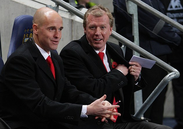 Erik ten Hag nhận lương khủng, xới tung d&agrave;n trợ l&yacute; Man United - Ảnh 3.