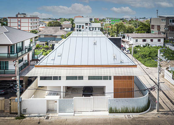 Ng&ocirc;i nh&agrave; độc đ&aacute;o sử dụng k&iacute;nh l&agrave;m h&agrave;ng r&agrave;o v&agrave; m&aacute;i nh&agrave; - Ảnh 2.