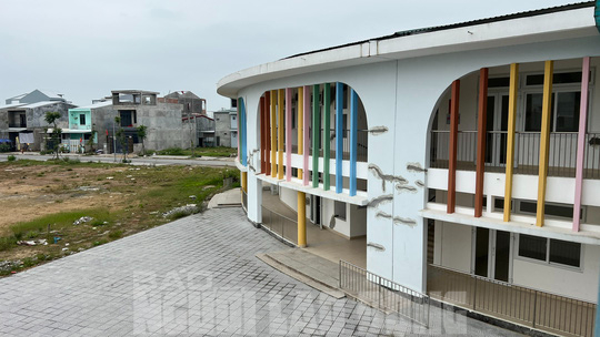 Chủ đầu tư n&oacute;i g&igrave; về độ an to&agrave;n của trường mầm non hiện đại mới x&acirc;y bị l&uacute;n, nứt? - Ảnh 1.