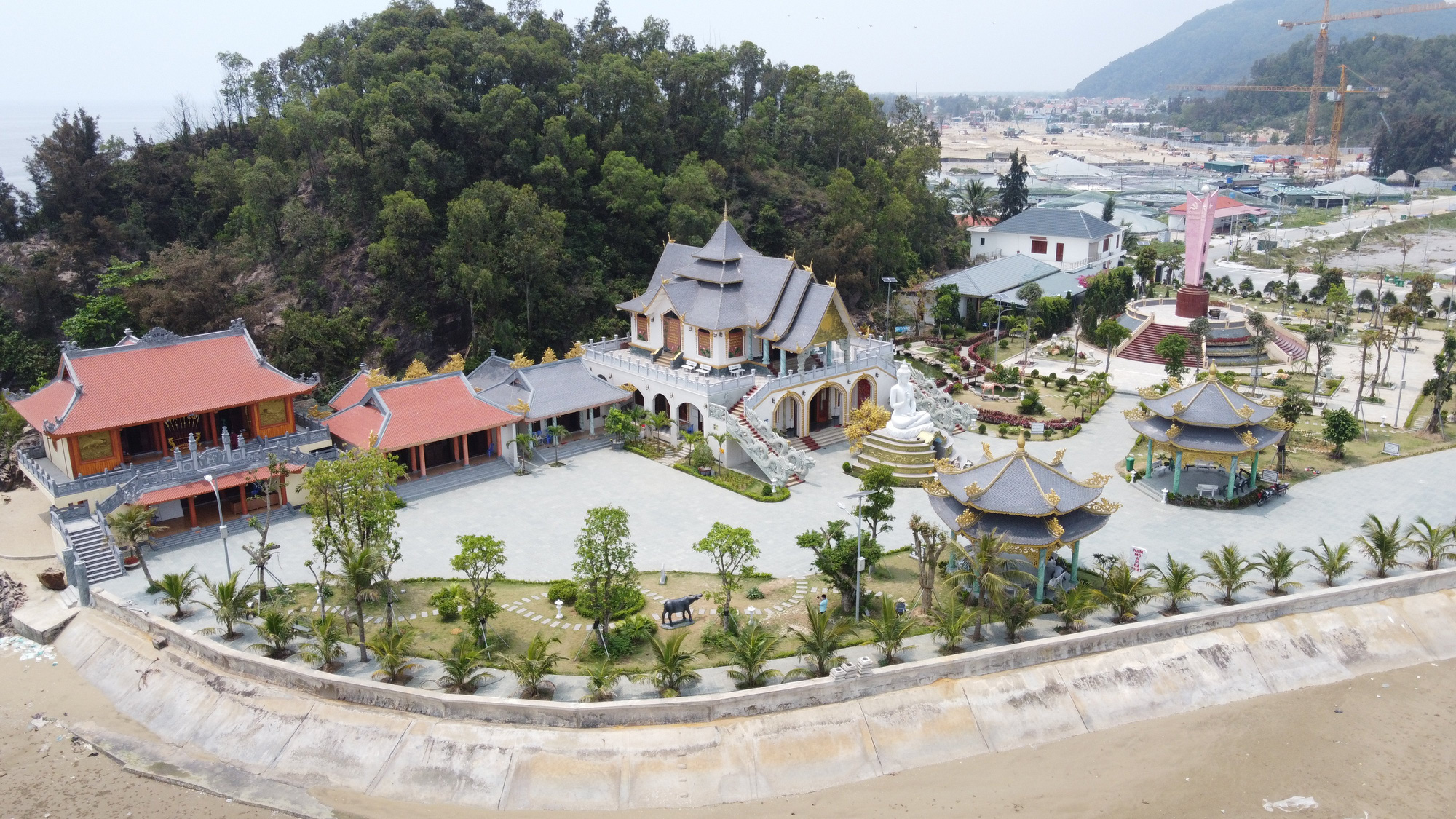 Ngôi chùa có kiến trúc "độc, lạ", hút khách du lịch nơi cửa biển Thanh Hóa