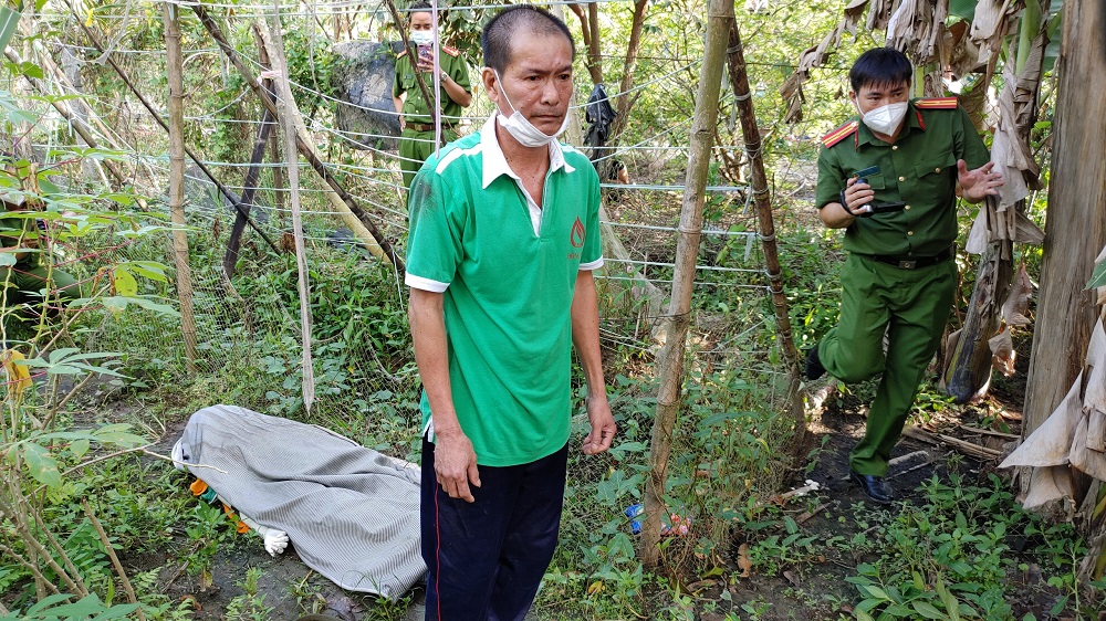 Thực nghiệm điều tra vụ d&ugrave;ng đ&aacute; m&agrave;i dao đ&aacute;nh chết bạn nhậu - Ảnh 4.