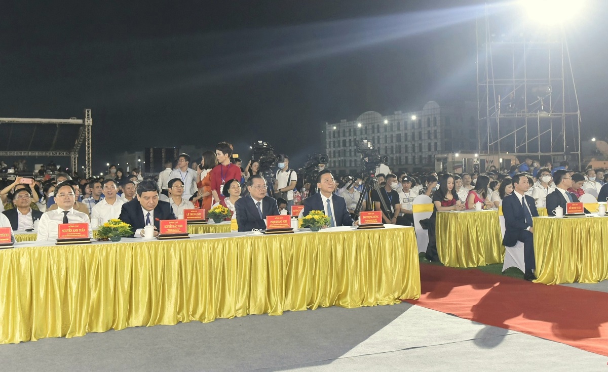 H&agrave;ng vạn người đổ về dự lễ 115 năm du lịch Sầm Sơn - Ảnh 2.