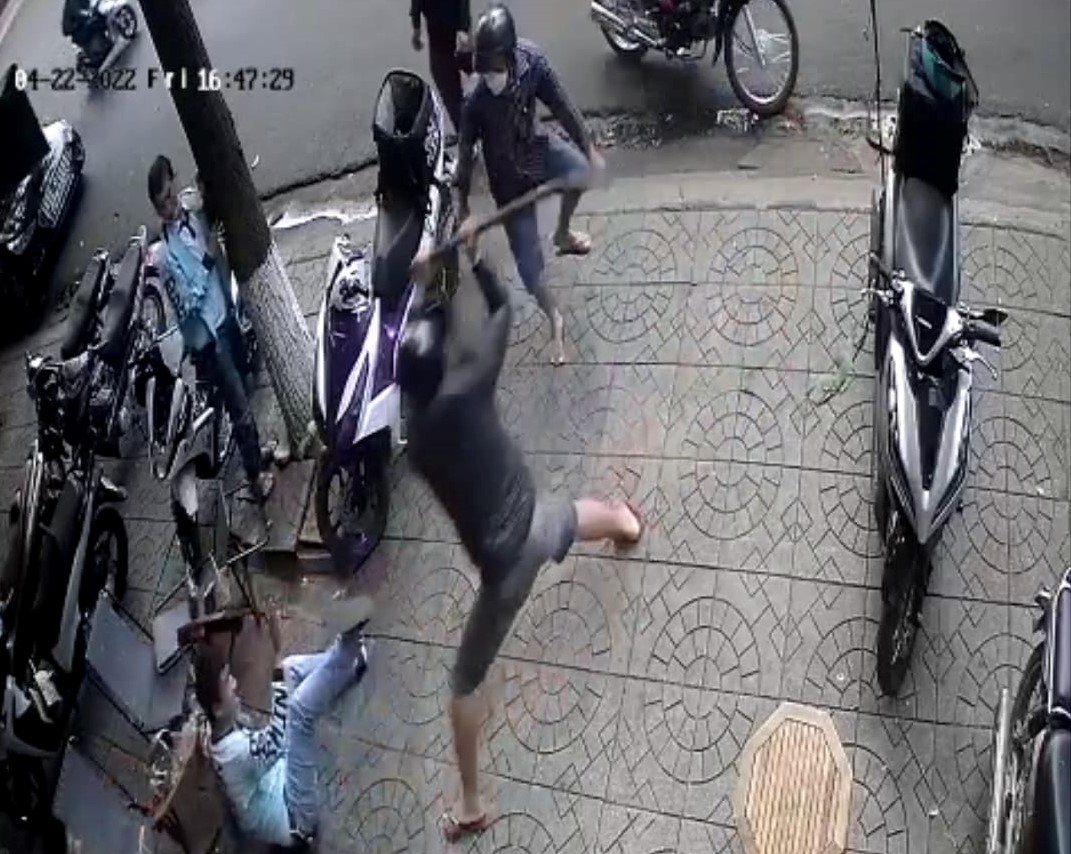 CLIP Nam thanh niên bị chém tới tấp khi đang ngồi uống nước