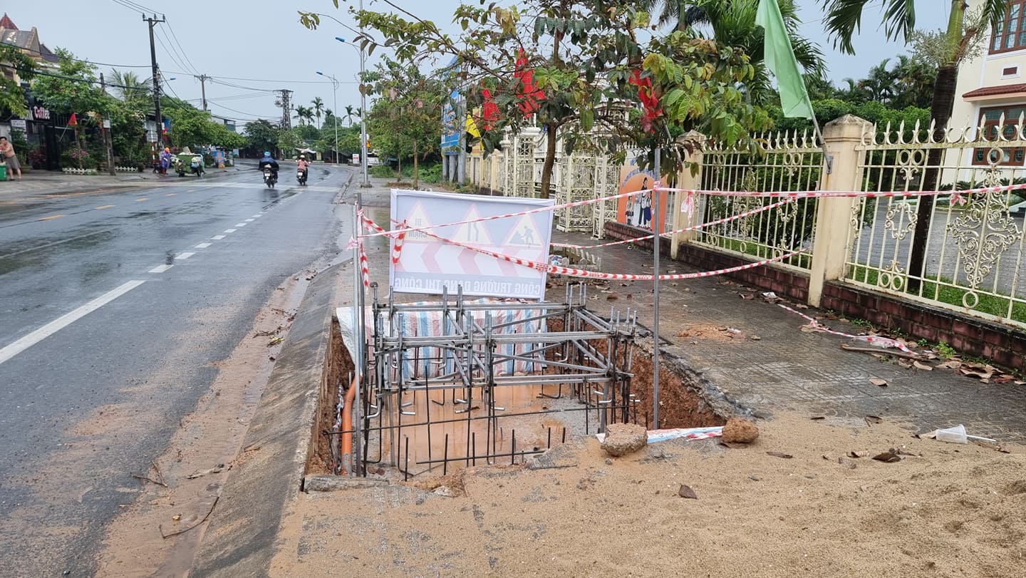 Cổng ch&agrave;o 850 triệu bị tu&yacute;t c&ograve;i v&igrave; thi c&ocirc;ng lậu - Ảnh 2.