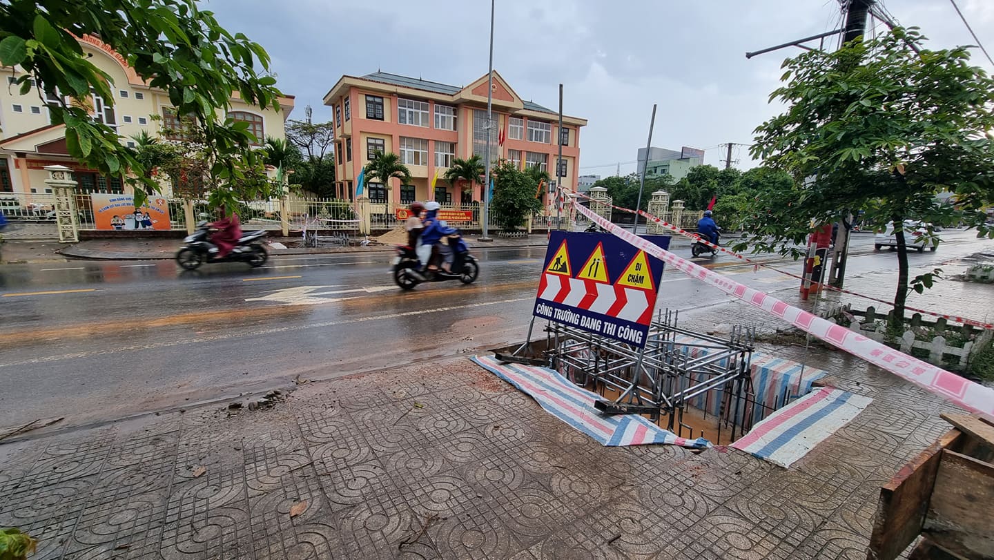 Cổng ch&agrave;o 850 triệu bị tu&yacute;t c&ograve;i v&igrave; thi c&ocirc;ng lậu - Ảnh 1.