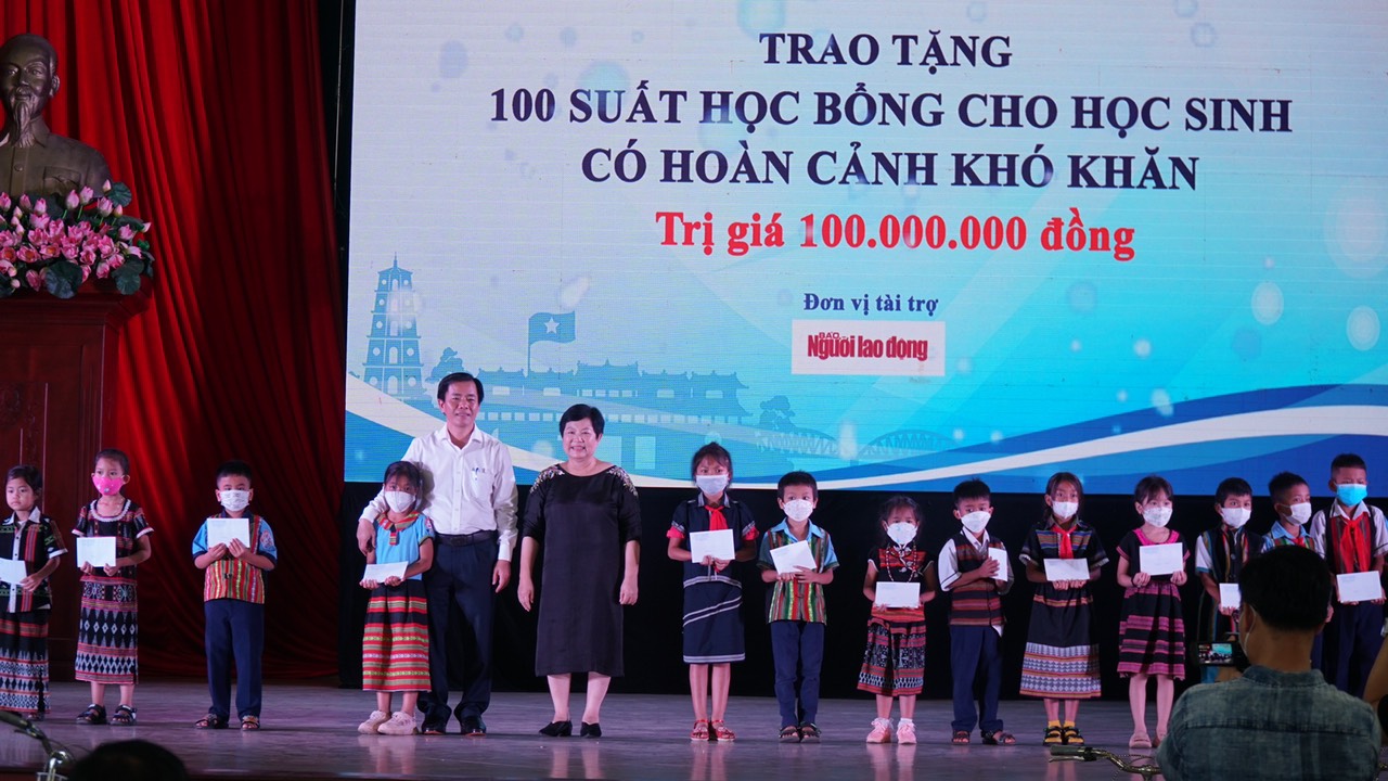 Trao 100 suất học bổng cho học sinh, sinh viên dân tộc thiểu số tỉnh Thừa Thiên - Huế