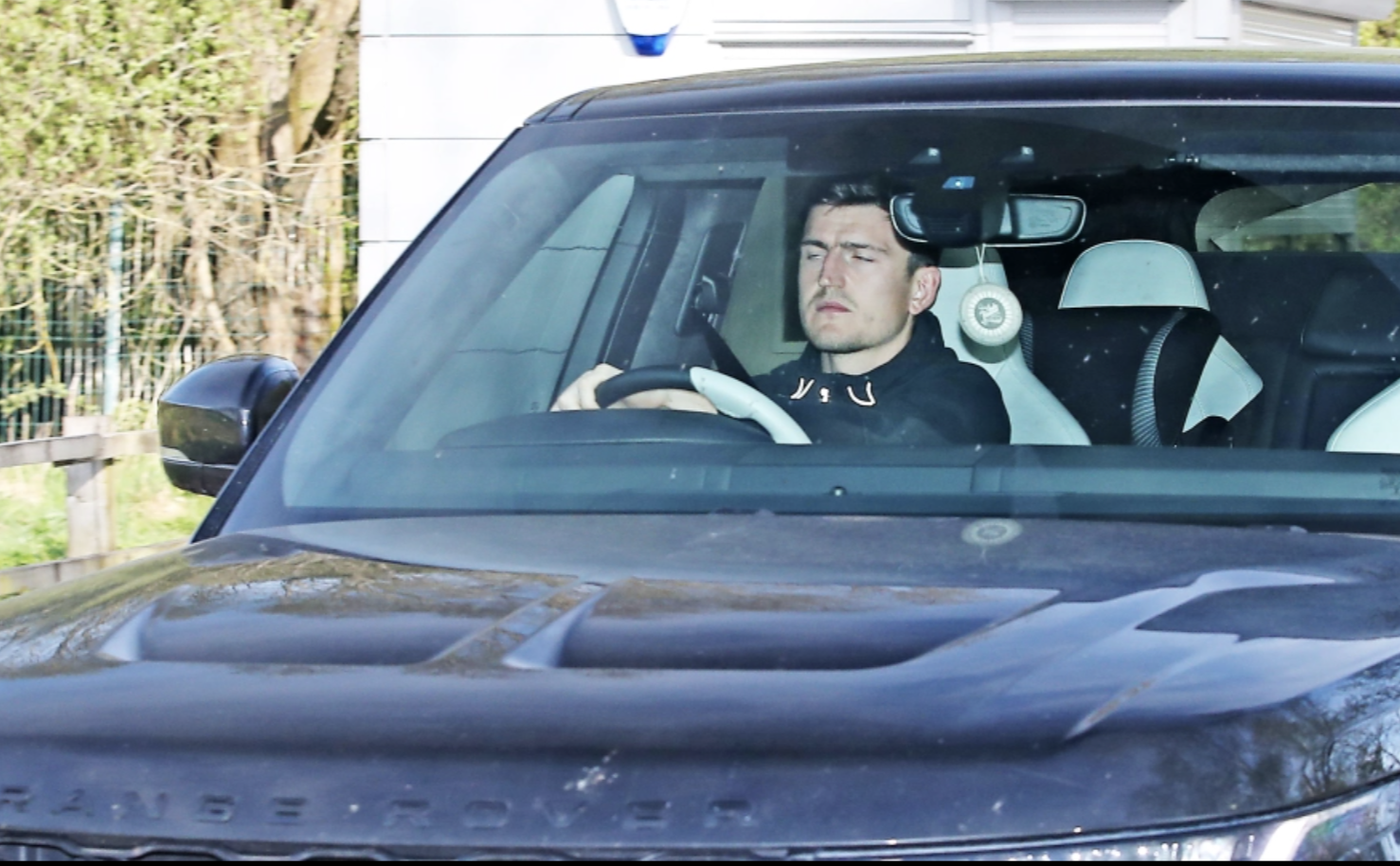 Biệt thự gia đ&igrave;nh bị dọa đ&aacute;nh bom, Harry Maguire c&oacute; nguy cơ rời Man United - Ảnh 1.