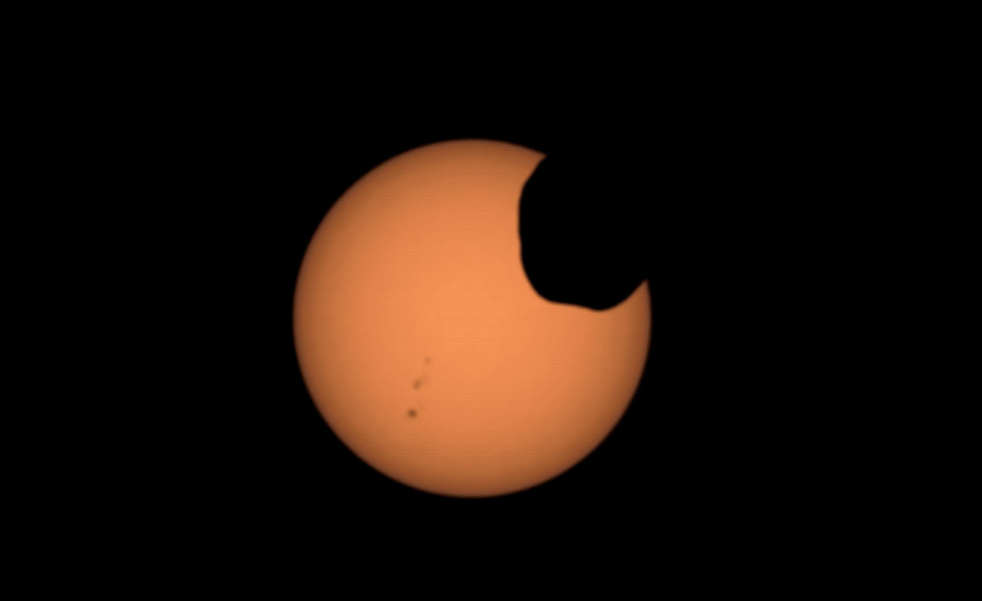NASA  tung ảnh độc về "mặt trăng xoáy" sắp đâm hành tinh mẹ