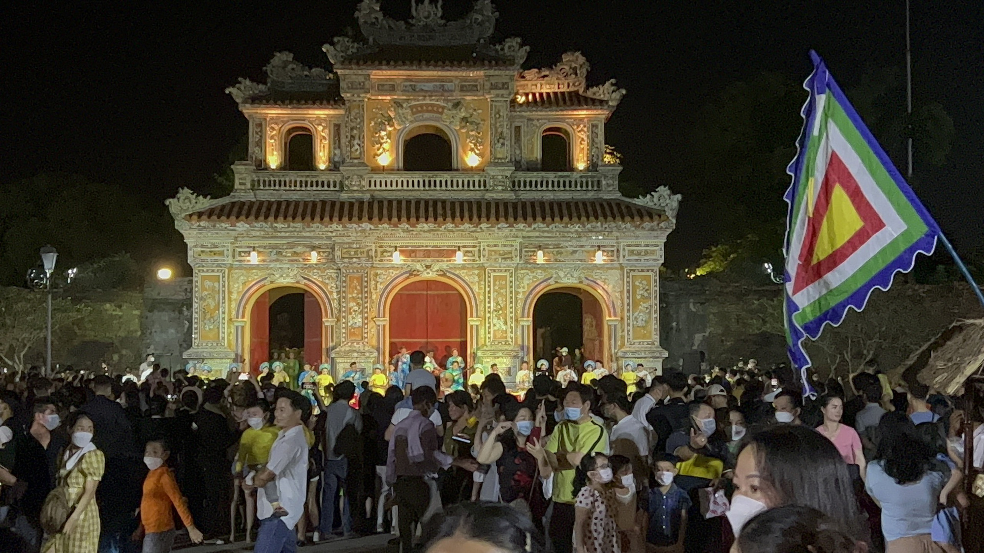 Phố đêm hoàng thành Huế có gì đặc biệt? - Ảnh 4.