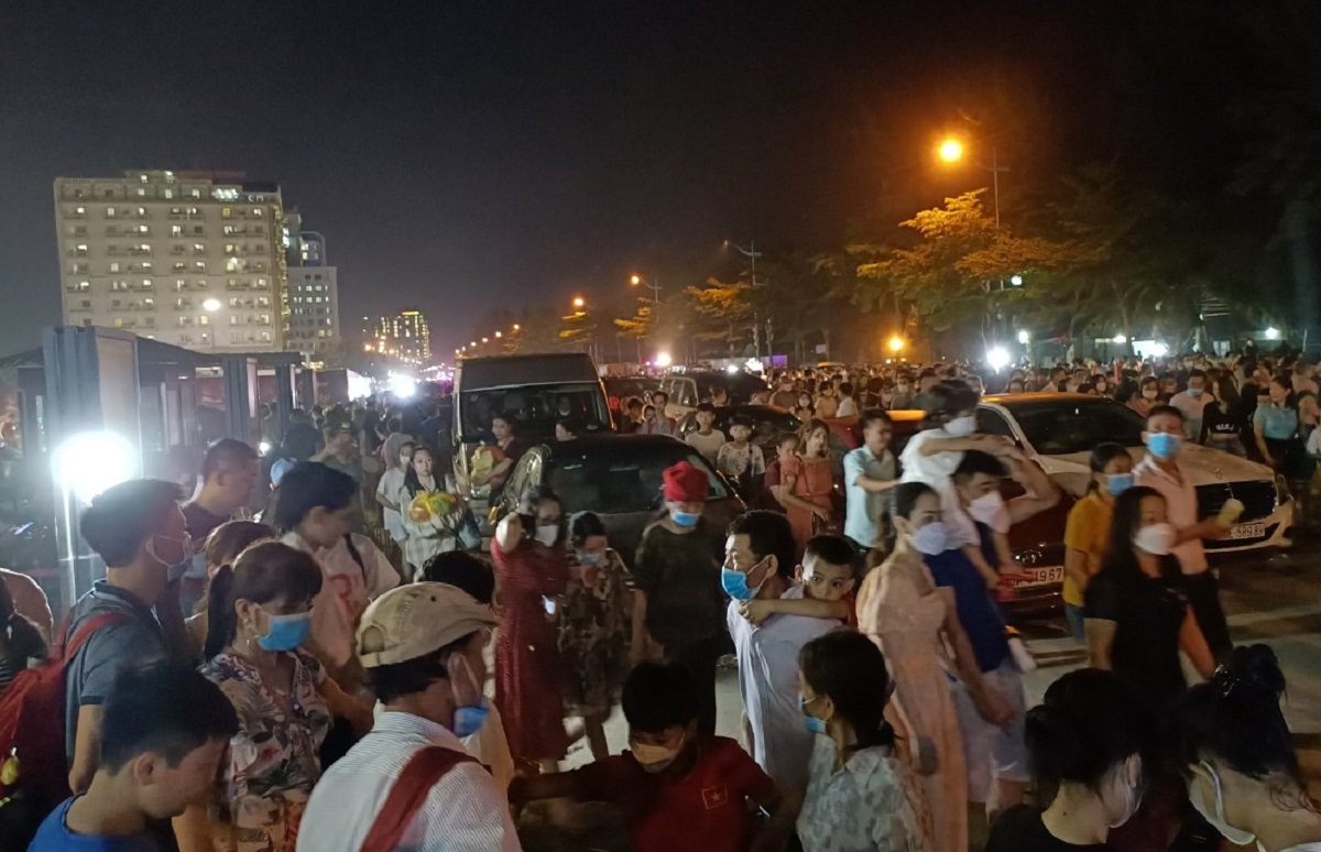H&agrave;ng vạn người đổ về dự lễ 115 năm du lịch Sầm Sơn - Ảnh 6.