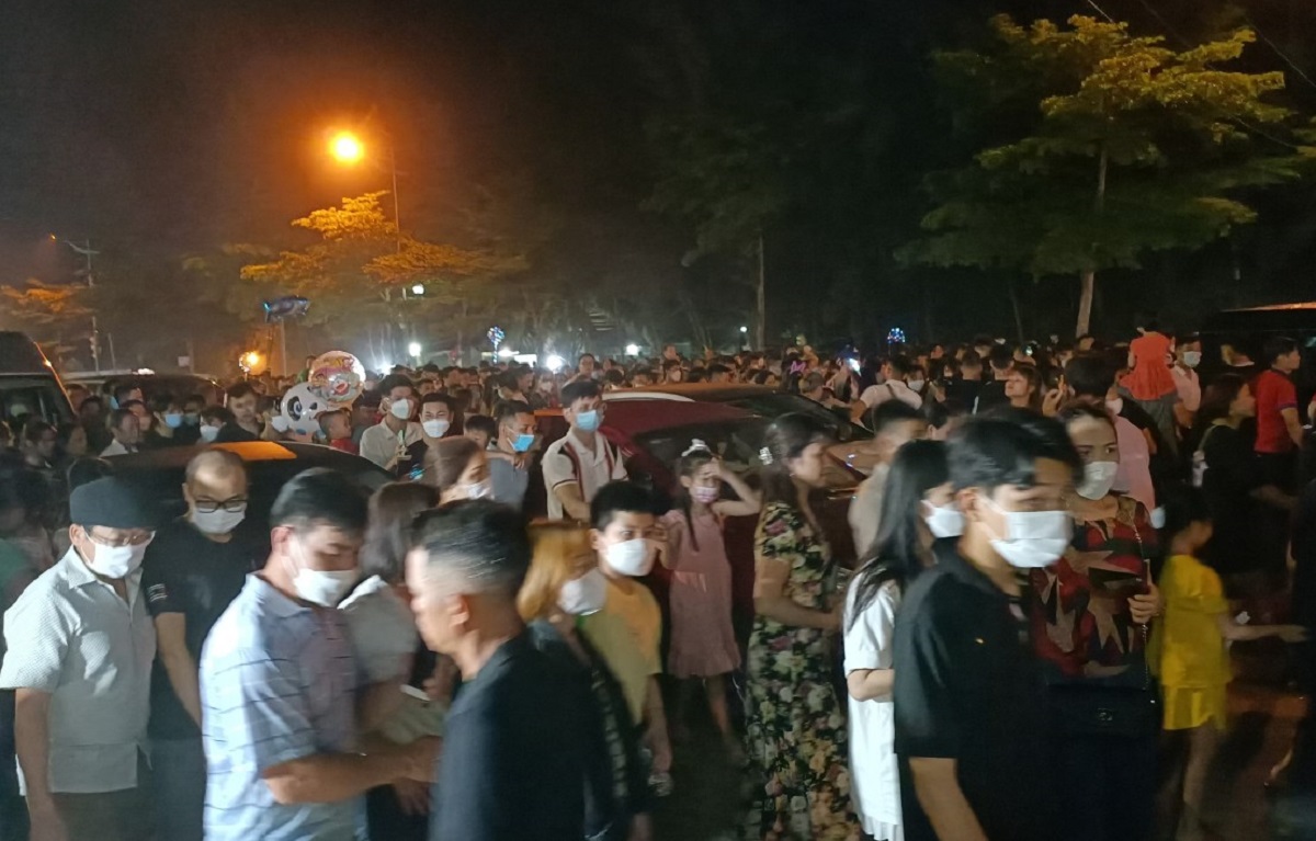 H&agrave;ng vạn người đổ về dự lễ 115 năm du lịch Sầm Sơn - Ảnh 7.