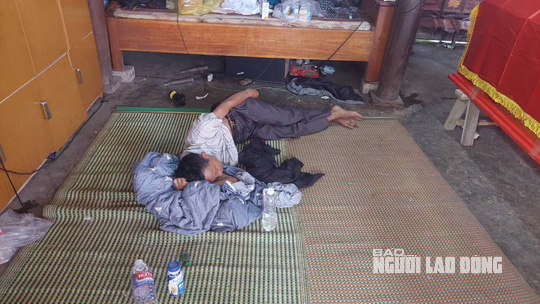 X&oacute;t xa cảnh người bố gục ng&atilde; b&ecirc;n quan t&agrave;i vợ v&agrave; 2 đứa con sau tai nạn (!) - Ảnh 2.