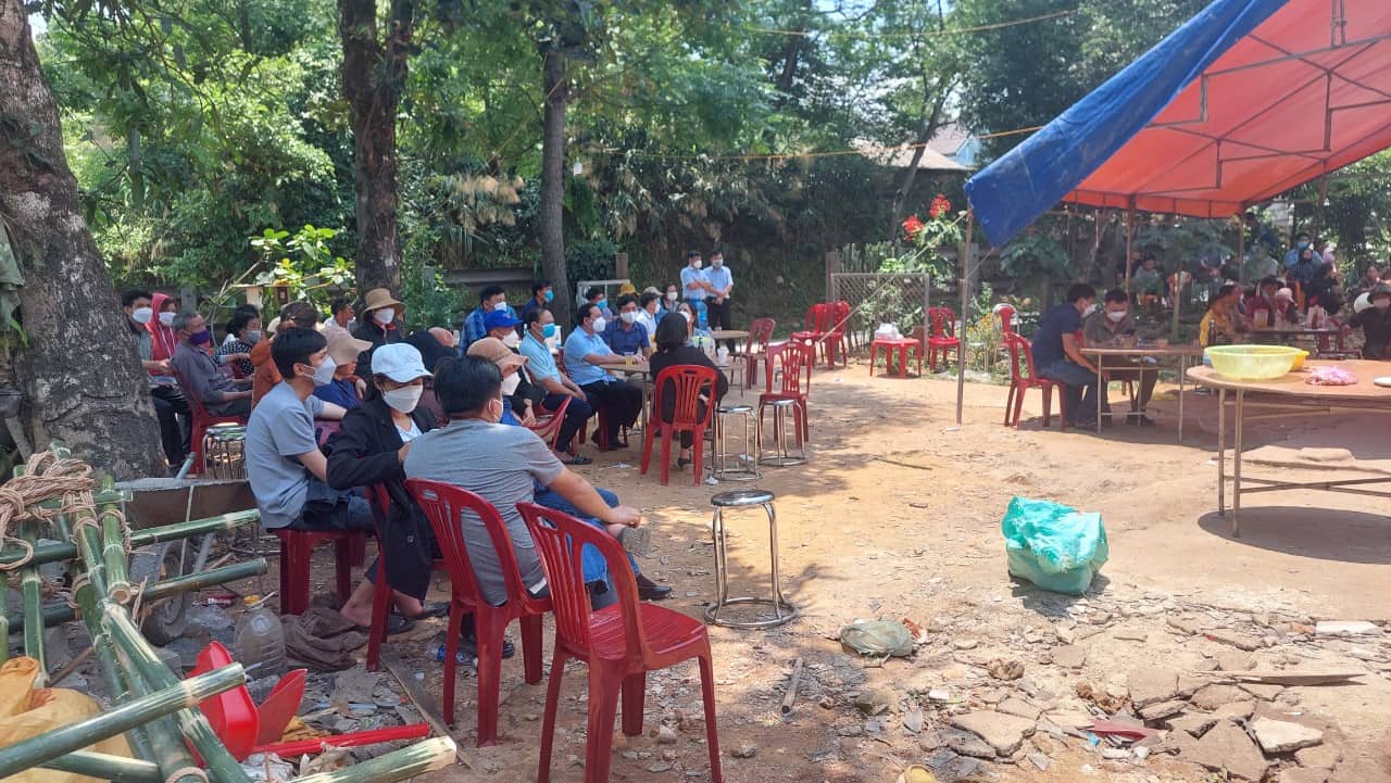 Thương tâm cảnh chồng nằm gục, không ngừng gọi tên vợ và 2 con