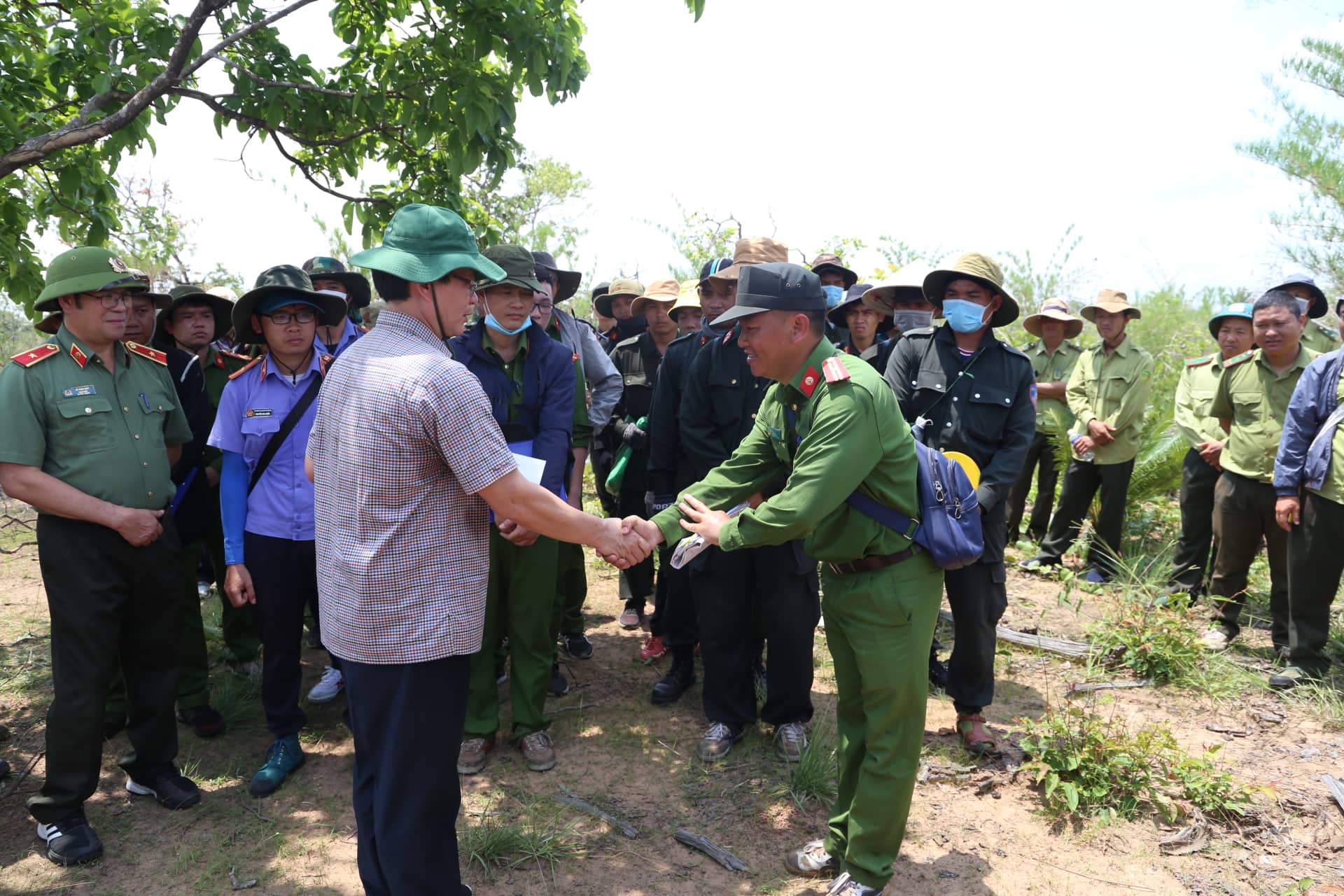 B&iacute; thư, chủ tịch tỉnh Đắk Lắk kiểm tra hiện trường vụ ph&aacute; rừng g&acirc;y x&ocirc;n xao dư luận - Ảnh 4.