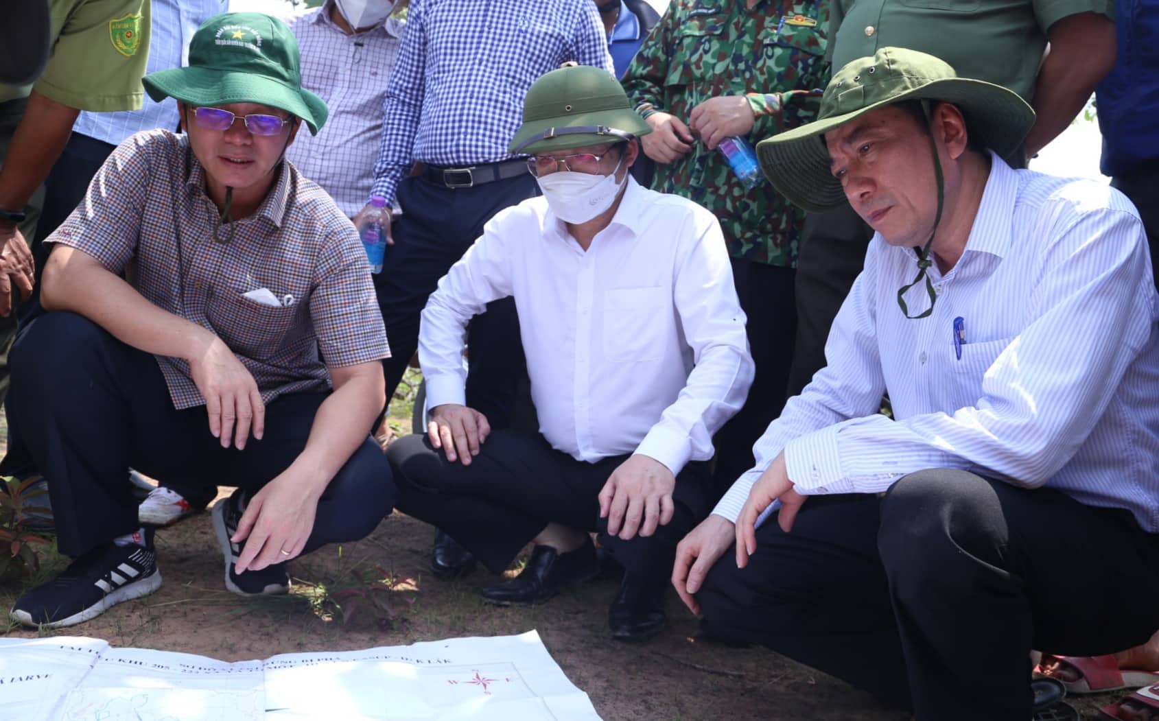 B&iacute; thư, chủ tịch tỉnh Đắk Lắk kiểm tra hiện trường vụ ph&aacute; rừng g&acirc;y x&ocirc;n xao dư luận - Ảnh 3.