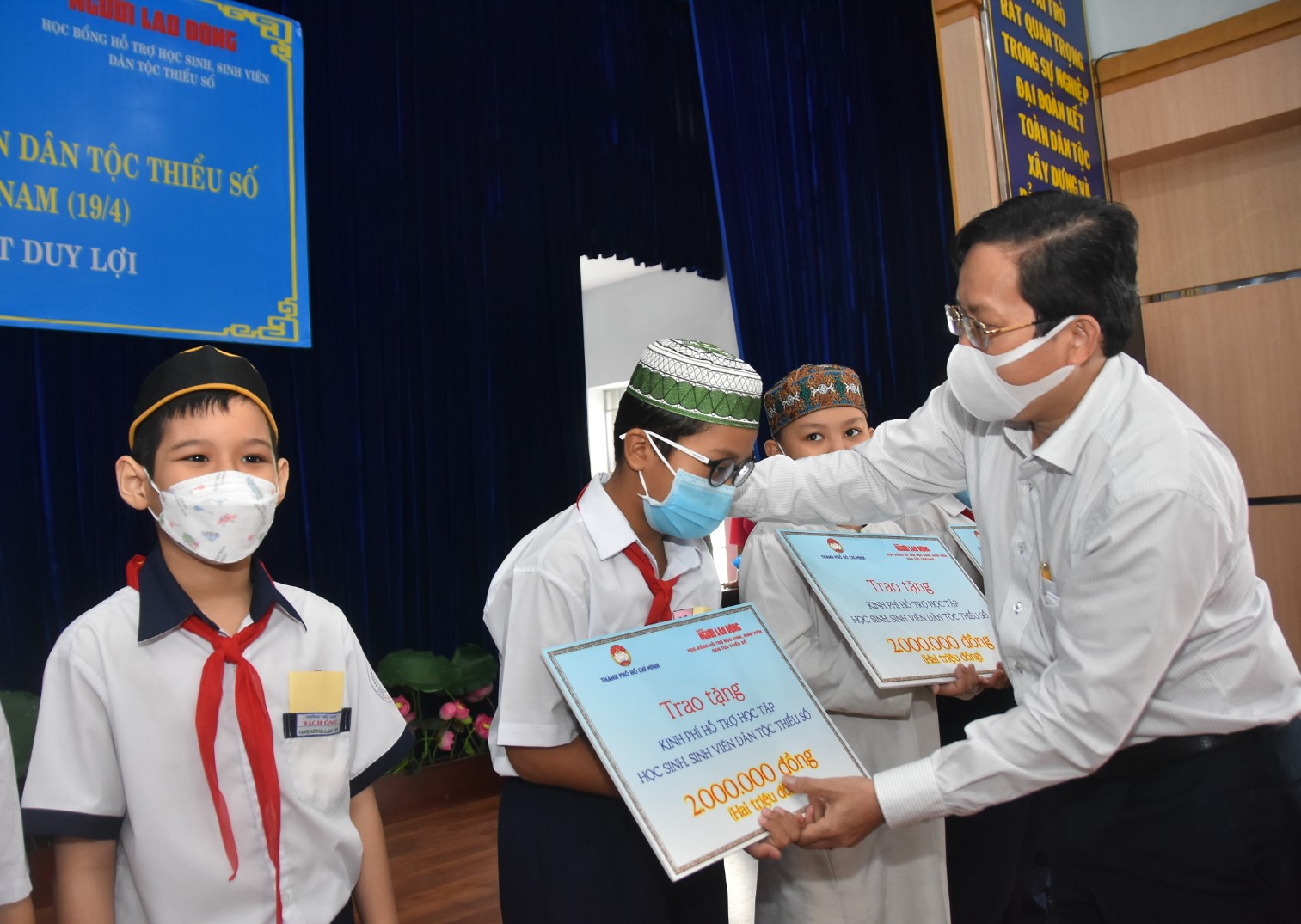 Trao 100 học bổng cho học sinh, sinh vi&ecirc;n d&acirc;n tộc thiểu số quận 8 - Ảnh 5.