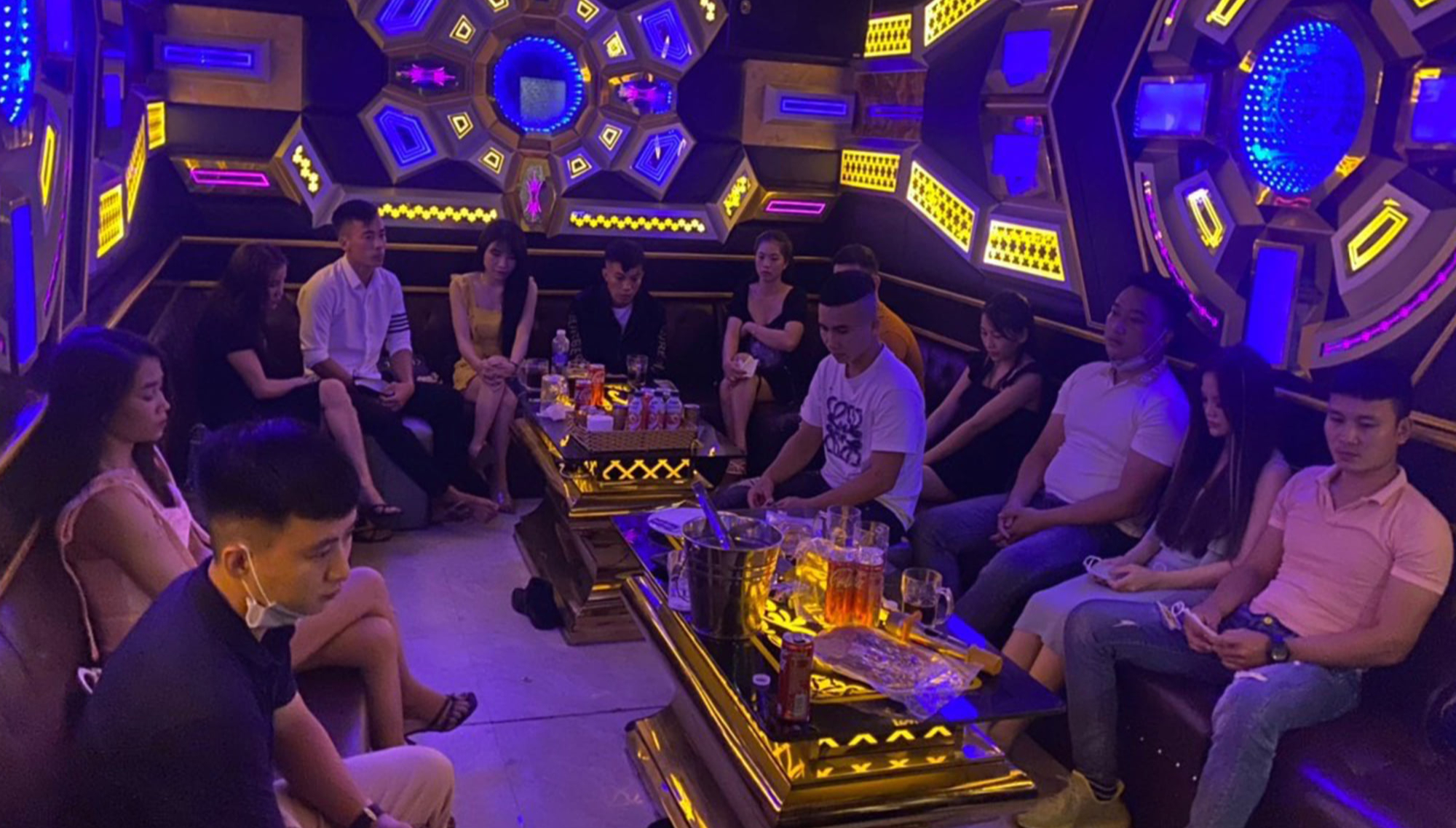 Hình ảnh hàng loạt quán karaoke ở Quảng Nam bị "sờ gáy"