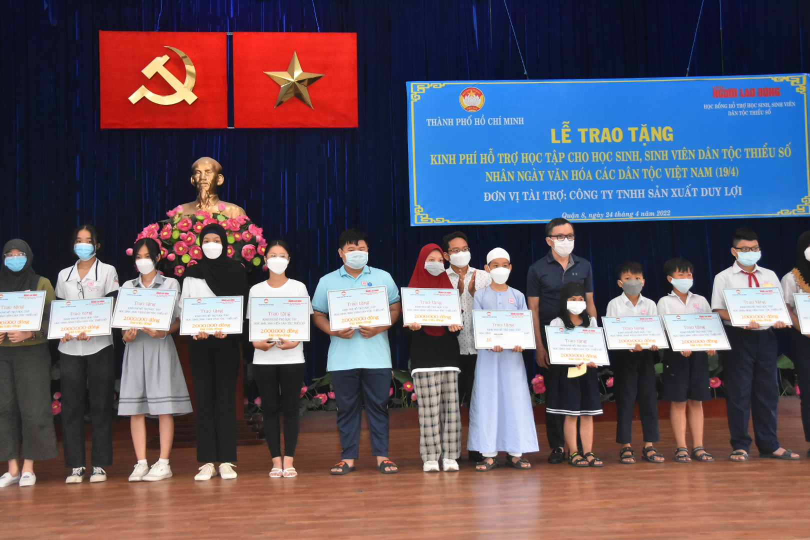 Trao 100 học bổng cho học sinh, sinh vi&ecirc;n d&acirc;n tộc thiểu số quận 8 - Ảnh 8.