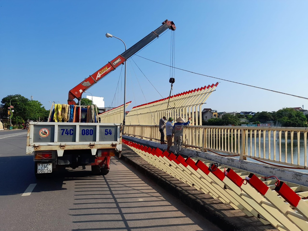 Vụ chi 1,5 tỉ đồng trang trí cầu ở Quảng Trị: Công nhân đang tháo dỡ công trình