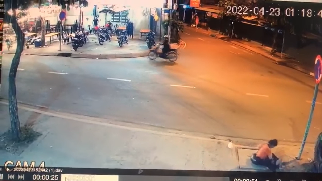 Tr&ecirc;n đường đi b&aacute;n v&eacute; số c&ugrave;ng mẹ, b&eacute; trai bị xe m&aacute;y t&ocirc;ng trực diện, văng xa nhiều m&eacute;t - Ảnh 2.