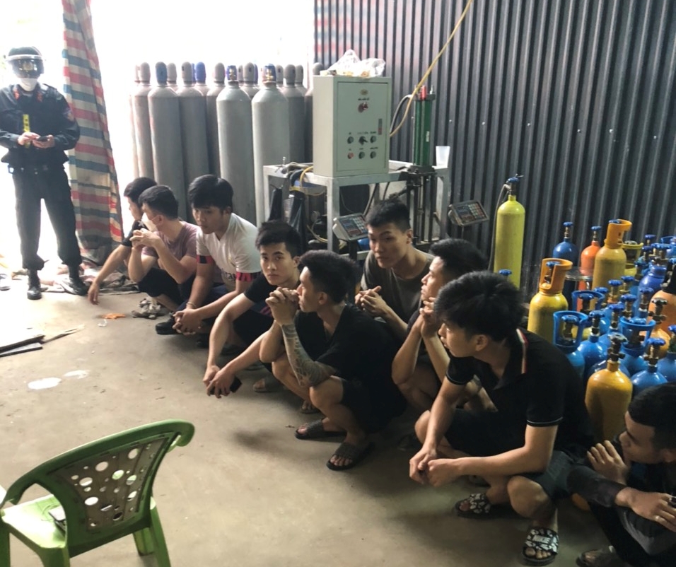 Thu giữ h&agrave;ng ng&agrave;n b&igrave;nh kh&iacute; cười phục vụ qu&aacute;n bar, karaoke - Ảnh 3.
