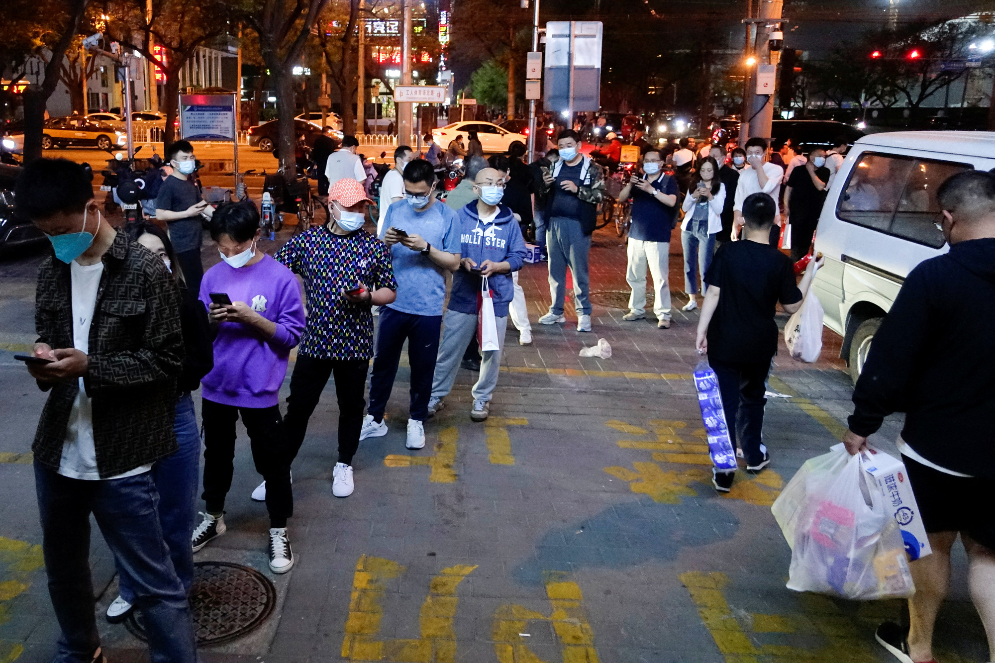 Cận cảnh mua sắm hoảng loạn “chưa từng thấy” ở Bắc Kinh - Ảnh 6.
