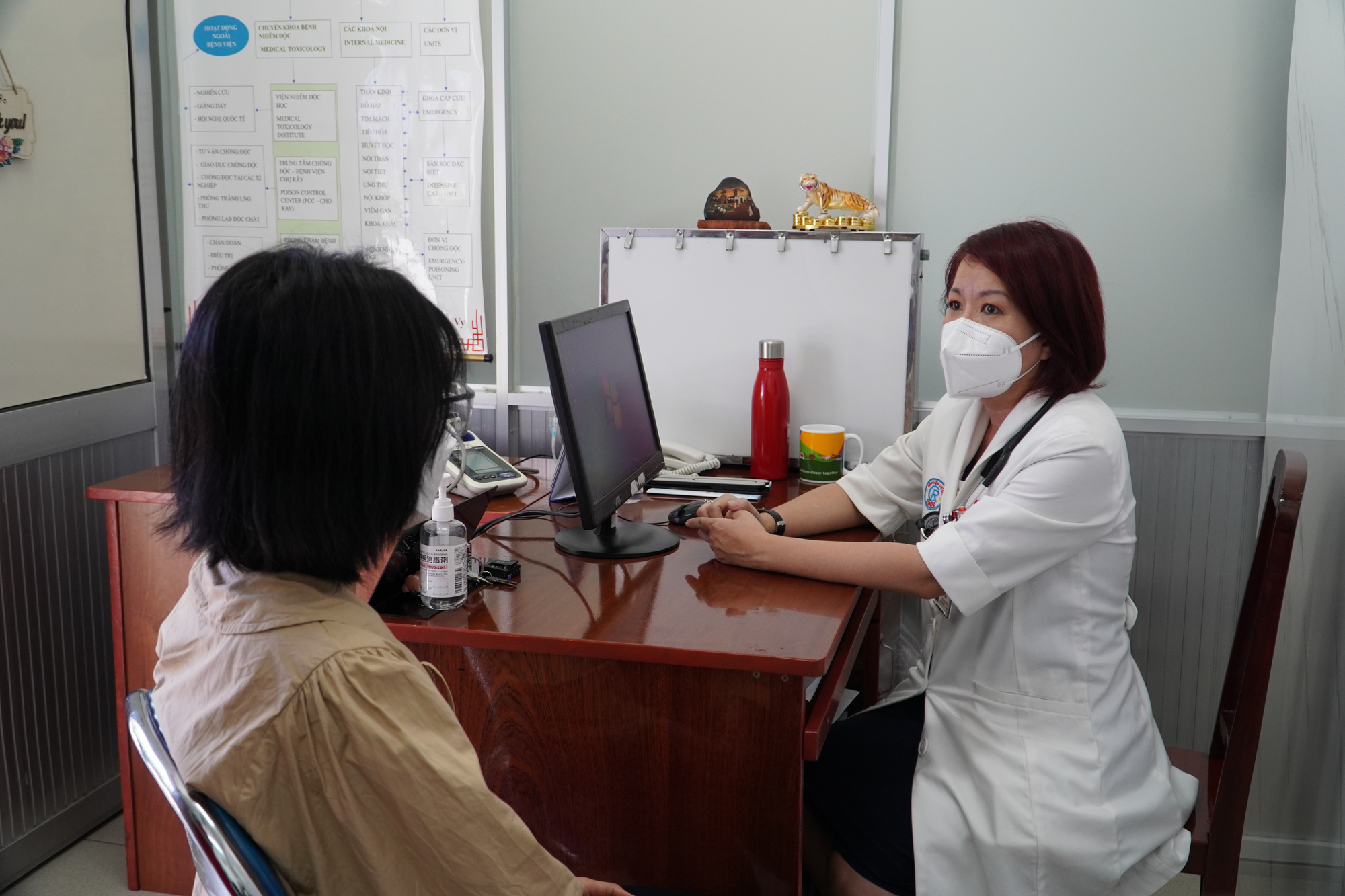 Tự ý đổi thuốc, một phụ nữ bị nhiễm độc nặng