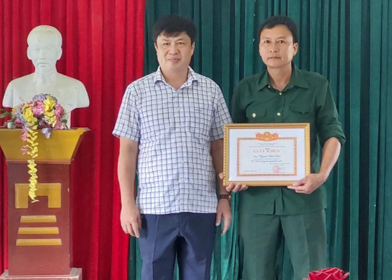 Cựu chiến binh không quản nguy hiểm lao xuống sông cứu 3 người đuối nước - Ảnh 1.