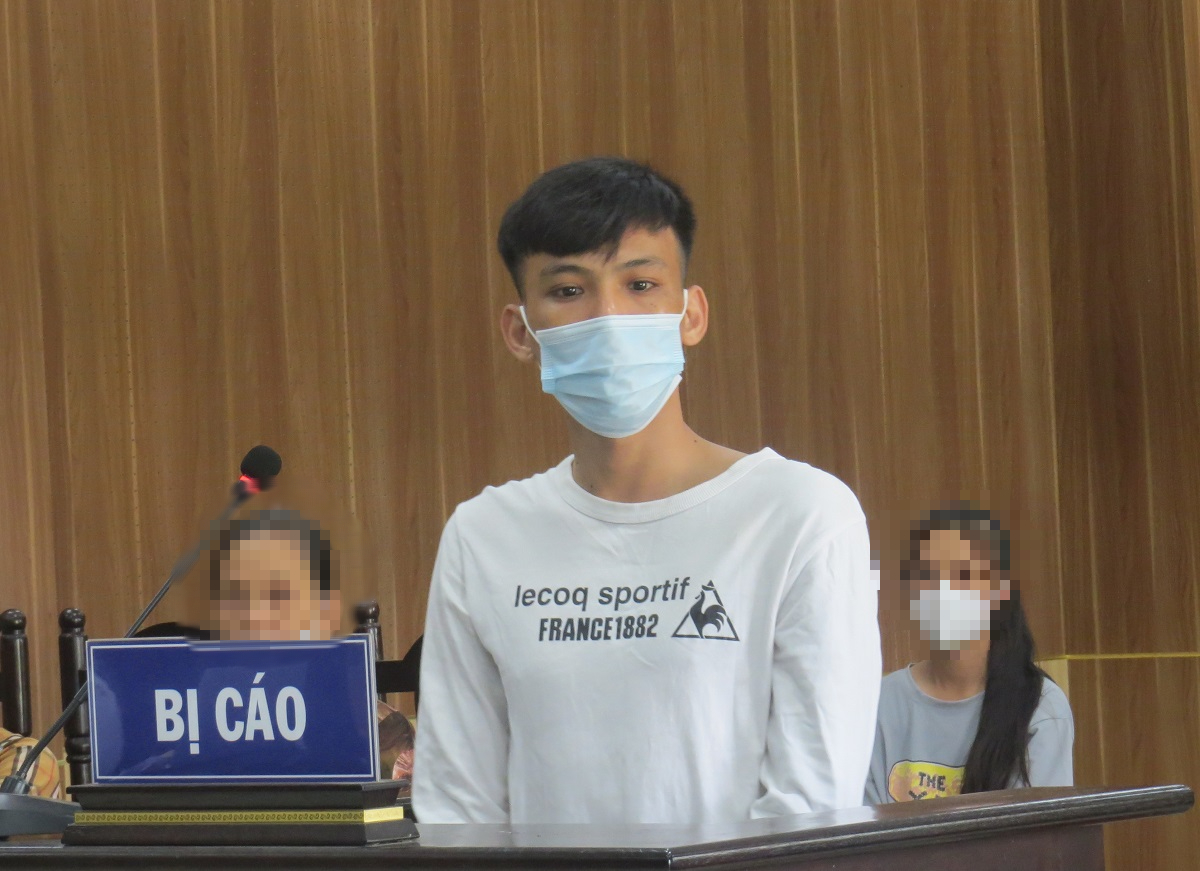 Sang nhà hàng xóm ăn cơm, bất ngờ bị nhóm người đi đòi nợ đâm chết