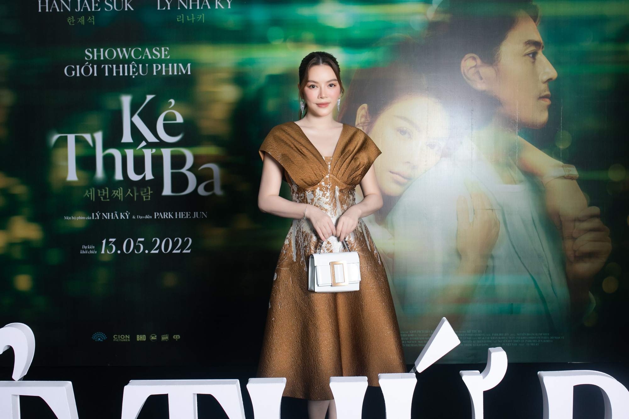 Lý Nhã Kỳ khốn khổ với “Kẻ thứ ba”