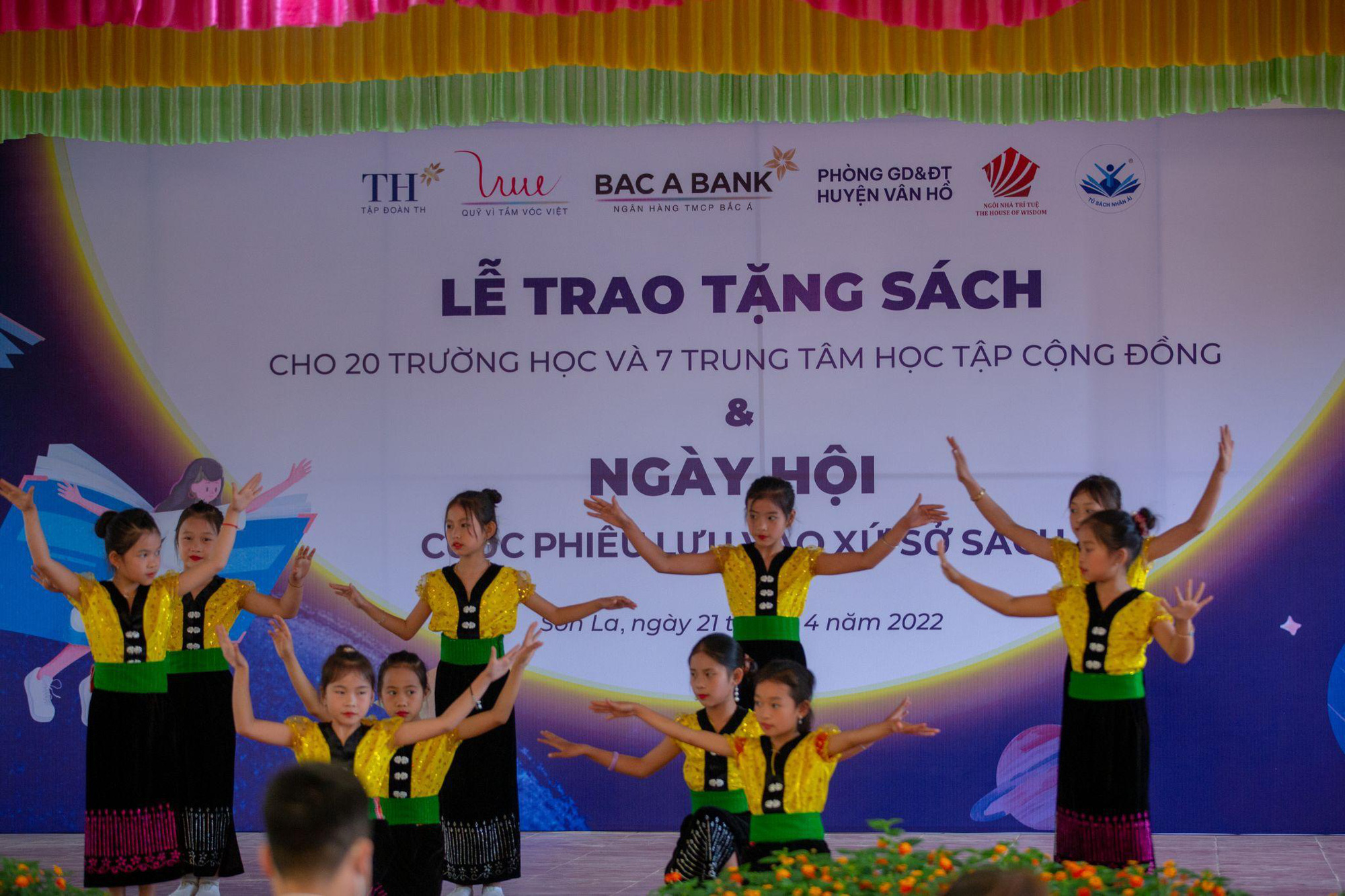Tưng bừng ng&agrave;y hội đọc s&aacute;ch 2022 tại Sơn La - Ảnh 1.