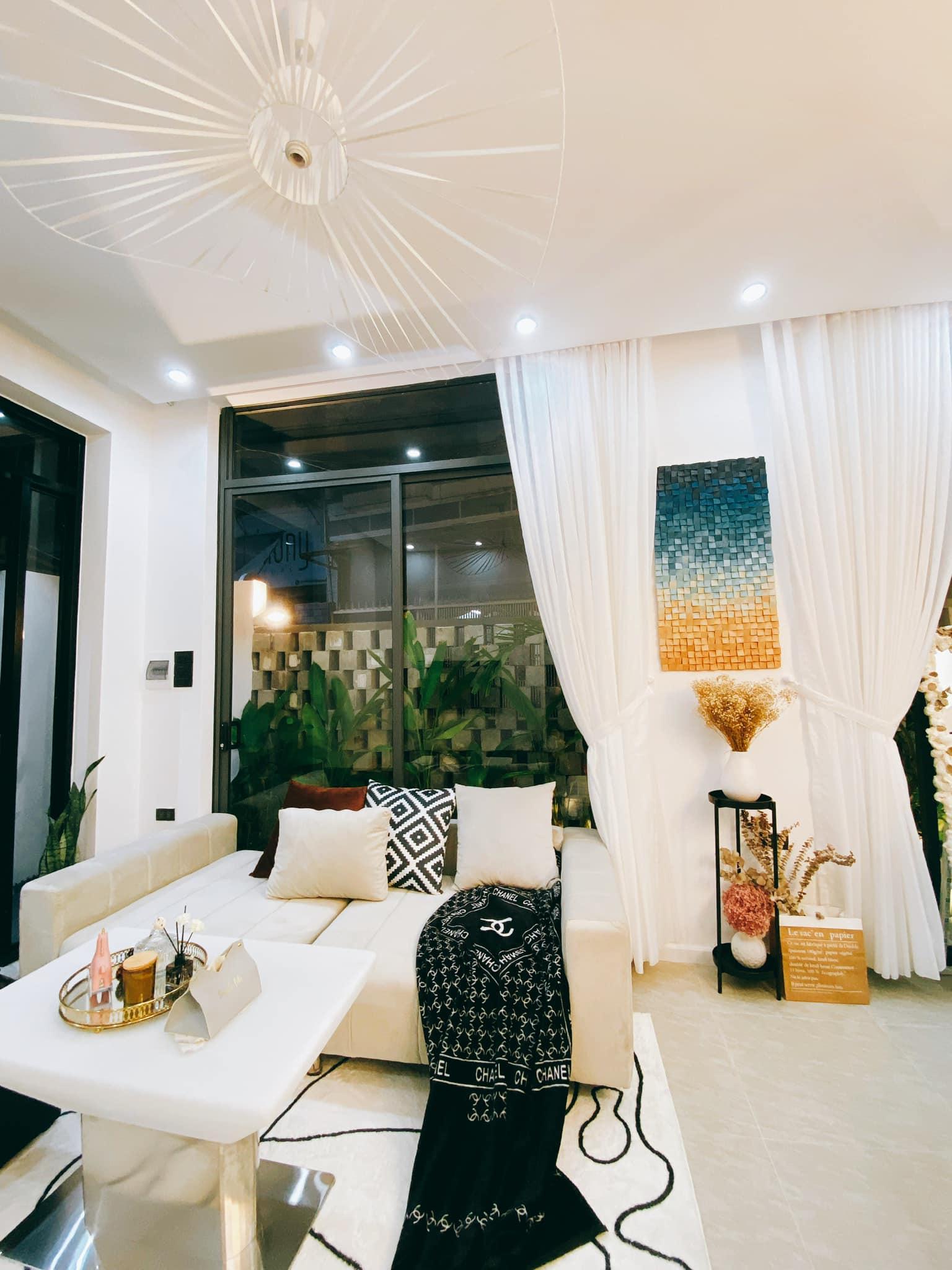 Ngôi nhà phố luôn trong lành nhờ được bọc bởi khu vườn nhỏ - Ảnh 2.