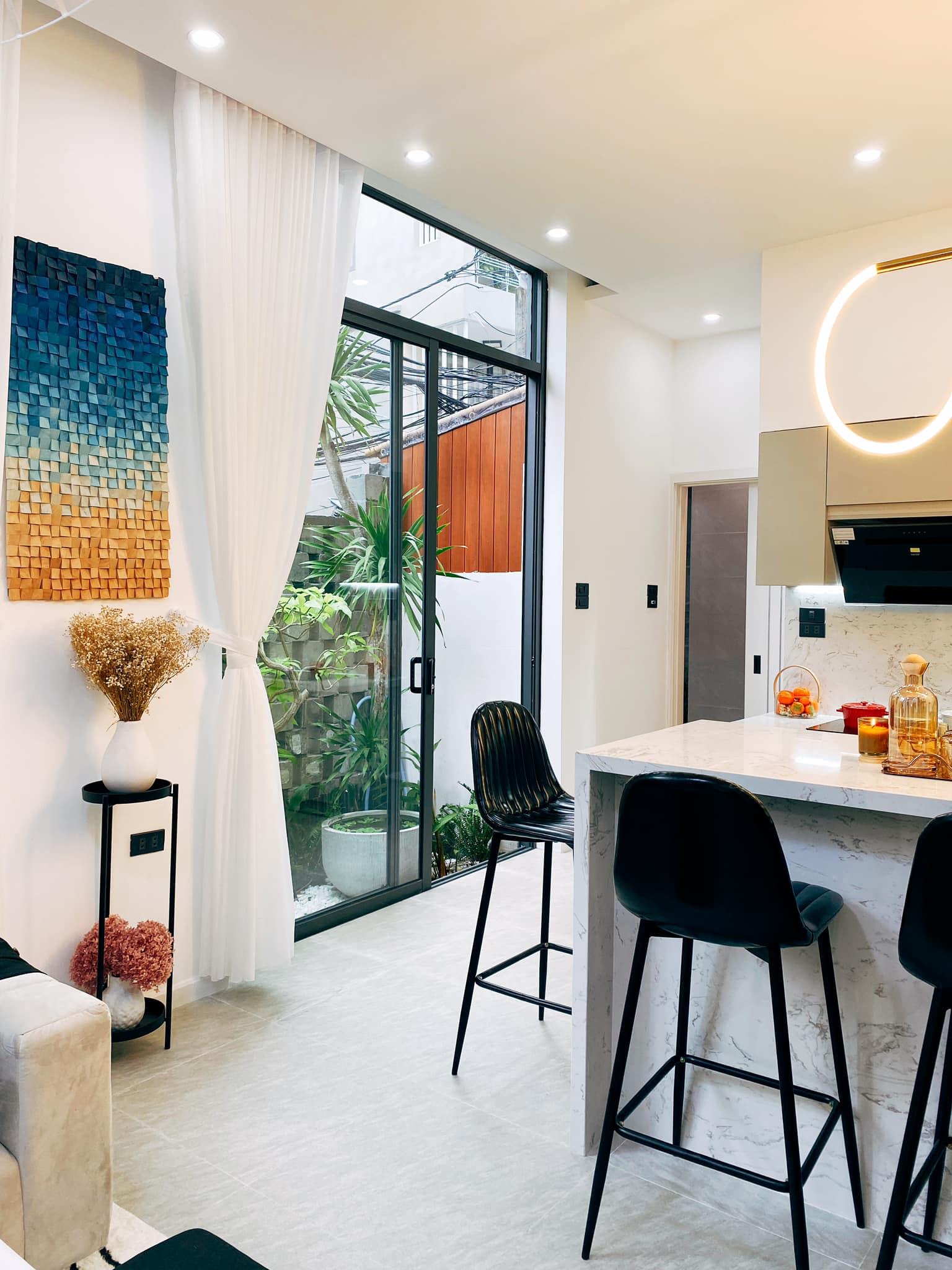 Ngôi nhà phố luôn trong lành nhờ được bọc bởi khu vườn nhỏ - Ảnh 20.
