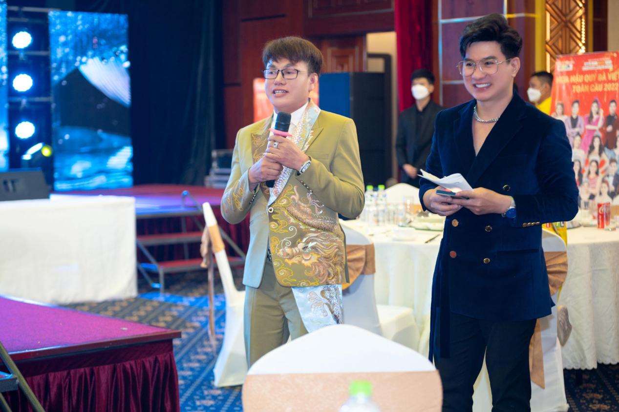 &Aacute;o dạ hội NTK Tommy Nguyễn đấu gi&aacute; th&agrave;nh c&ocirc;ng với 450 triệu l&agrave;m từ thiện - Ảnh 3.