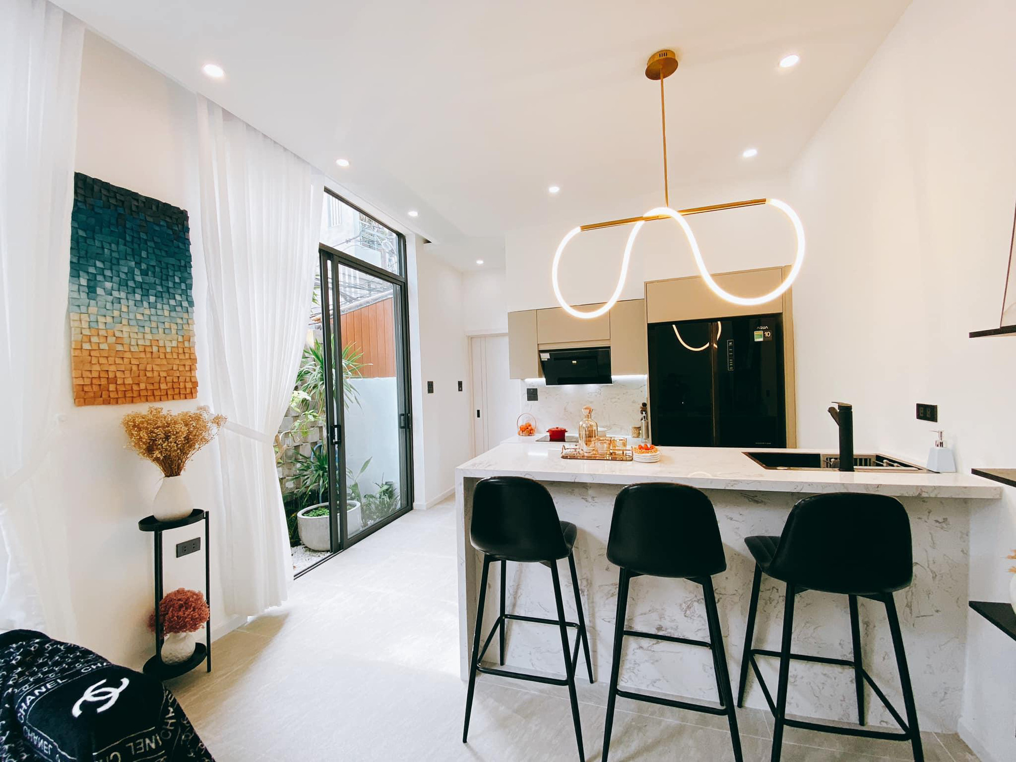 Ngôi nhà phố luôn trong lành nhờ được bọc bởi khu vườn nhỏ - Ảnh 10.