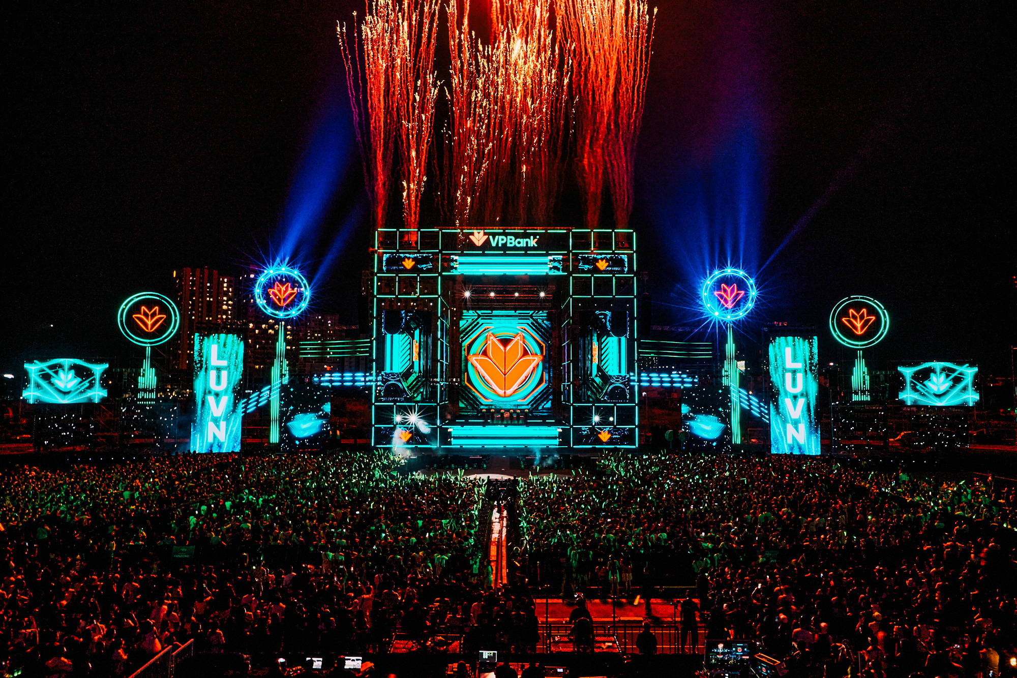 Đại nhạc hội Light Up Viet Nam của VPBank b&ugrave;ng nổ kh&ocirc;ng gian mạng, 3 triệu lượt xem livestream - Ảnh 1.