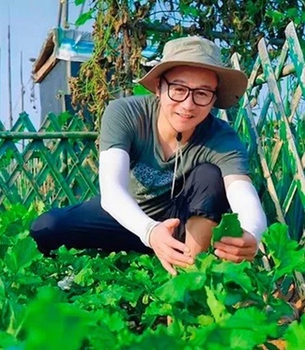 Nhiều sao về vườn nu&ocirc;i g&agrave;, trồng rau sau x&igrave;-căng-đan - Ảnh 5.