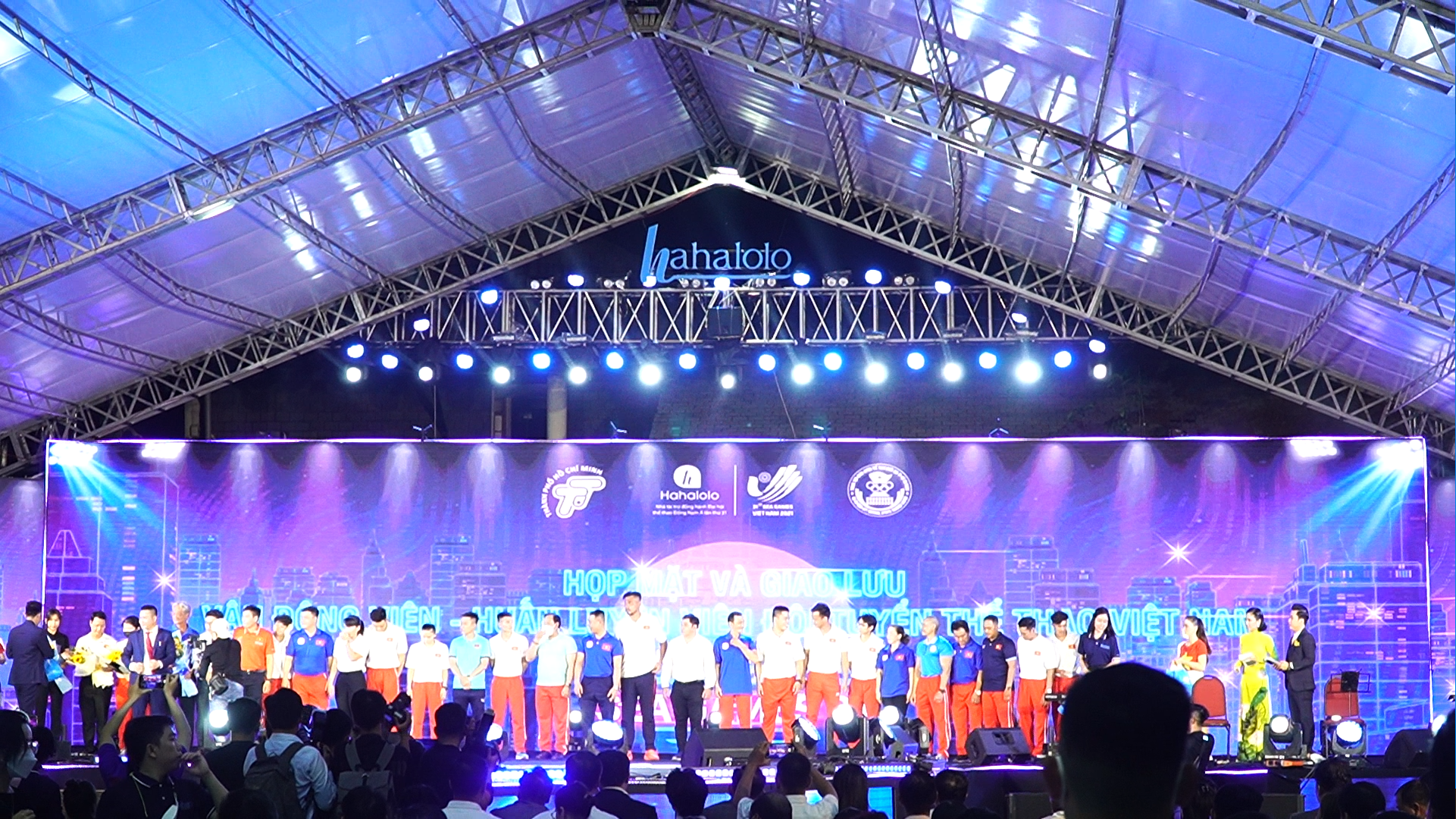 VIDEO: Hàng trăm nghệ sĩ, vận động viên quy tụ trong “Xin chào SEA Games”