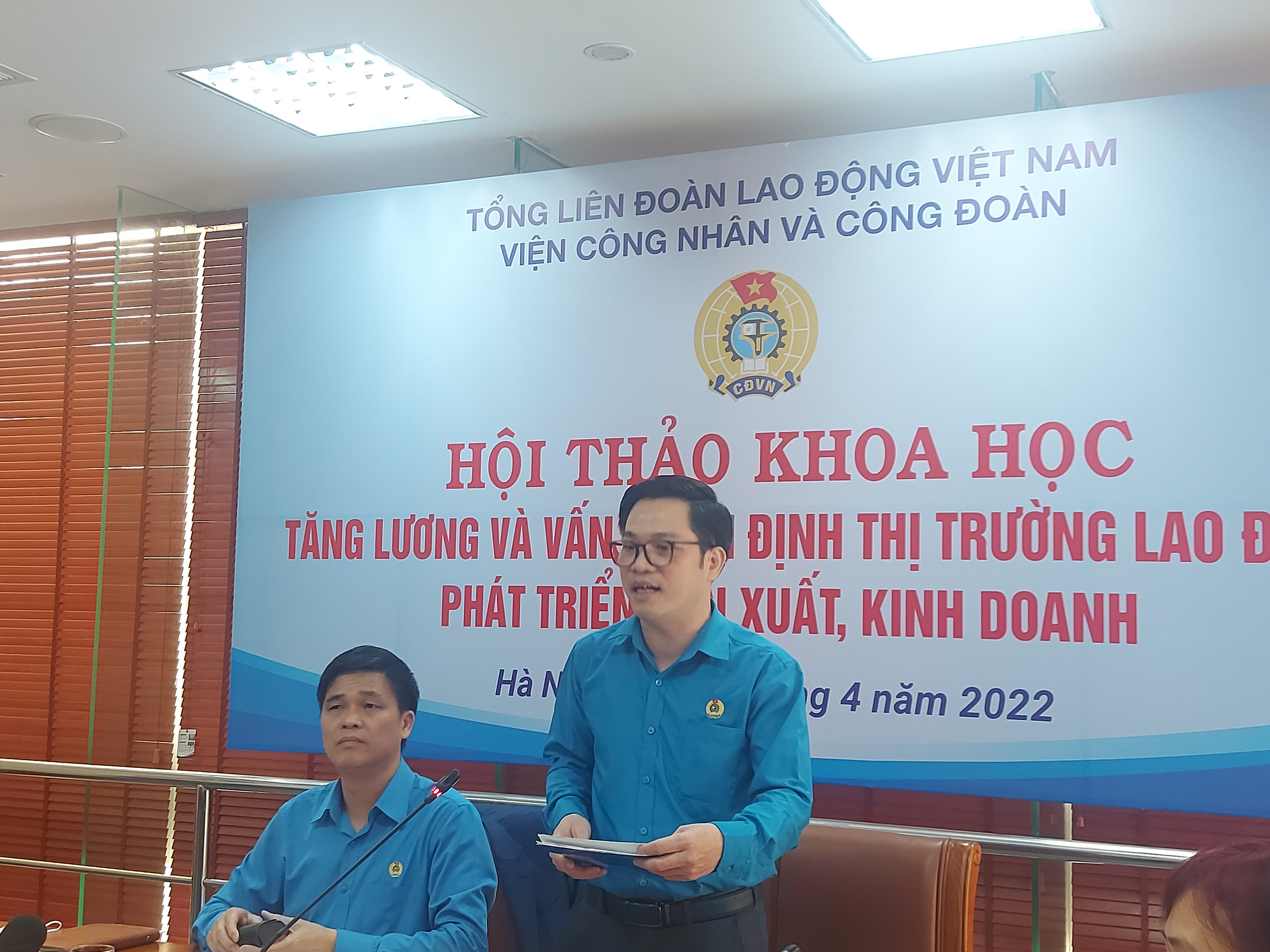 TS Vũ Quang Thọ: C&ocirc;ng nh&acirc;n rời th&agrave;nh phố tr&aacute;nh dịch, t&agrave;i sản của họ c&oacute; g&igrave; ngo&agrave;i vợ con v&agrave; bao tải quần &aacute;o? - Ảnh 5.
