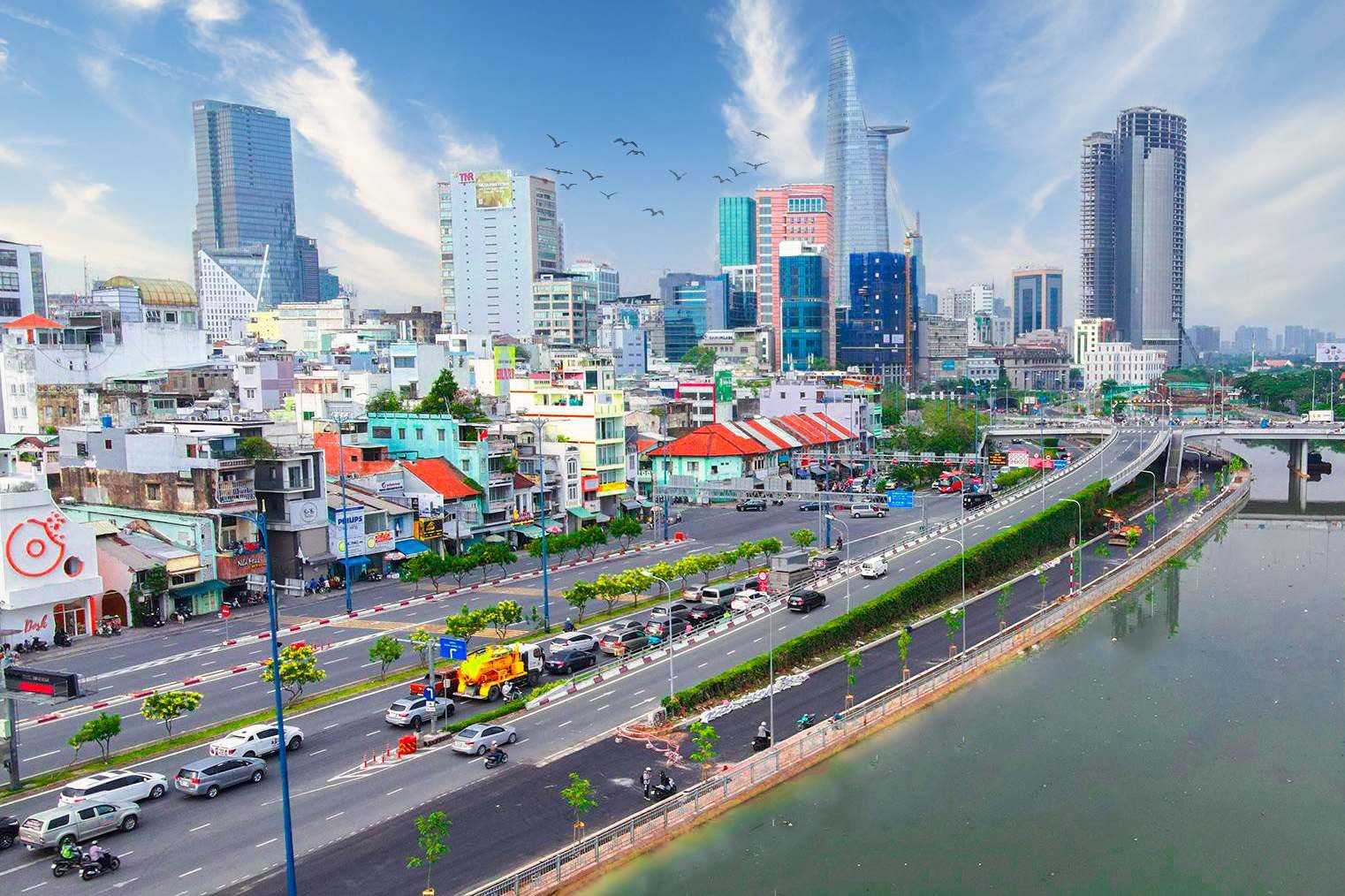 Cận cảnh đường song hành Võ Văn Kiệt vừa đưa vào sử dụng ở TP HCM