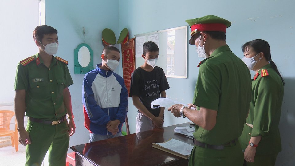 Mang hung kh&iacute; đi trả th&ugrave; cho em họ, 2 thanh ni&ecirc;n bị bắt về tội giết người - Ảnh 1.