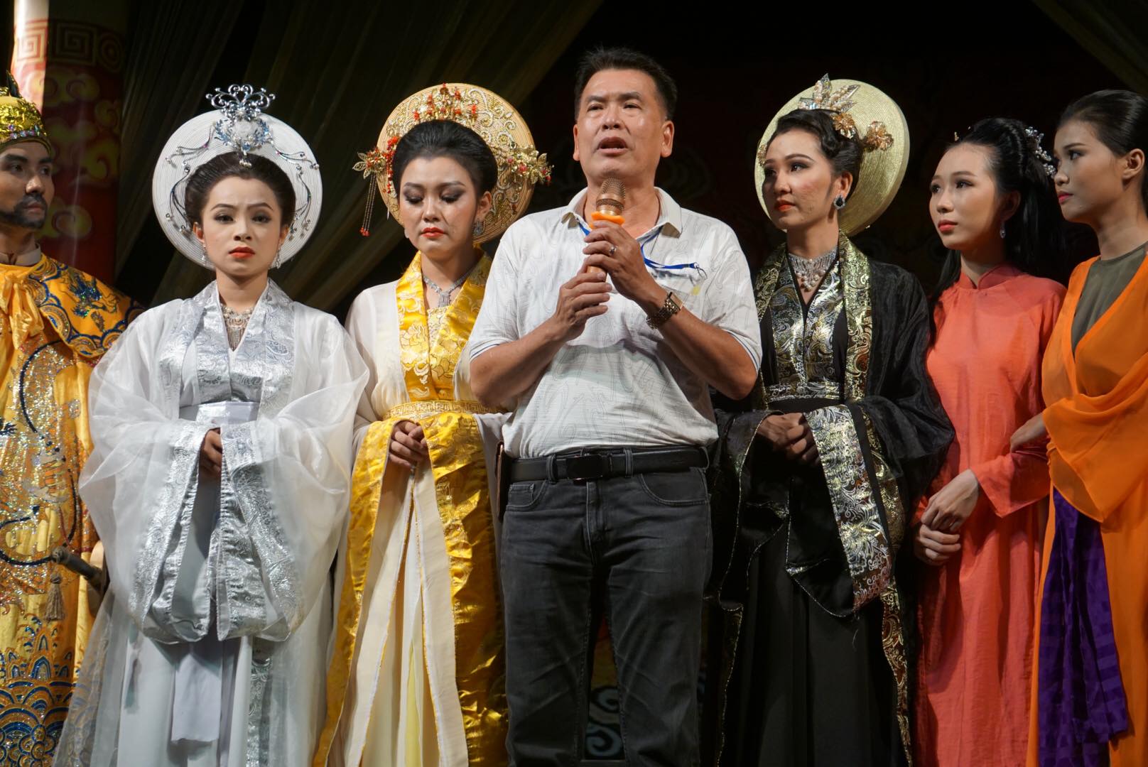 Hoàng Sơn, Hữu Nghĩa xúc động tại Sân khấu kịch Hồng Vân