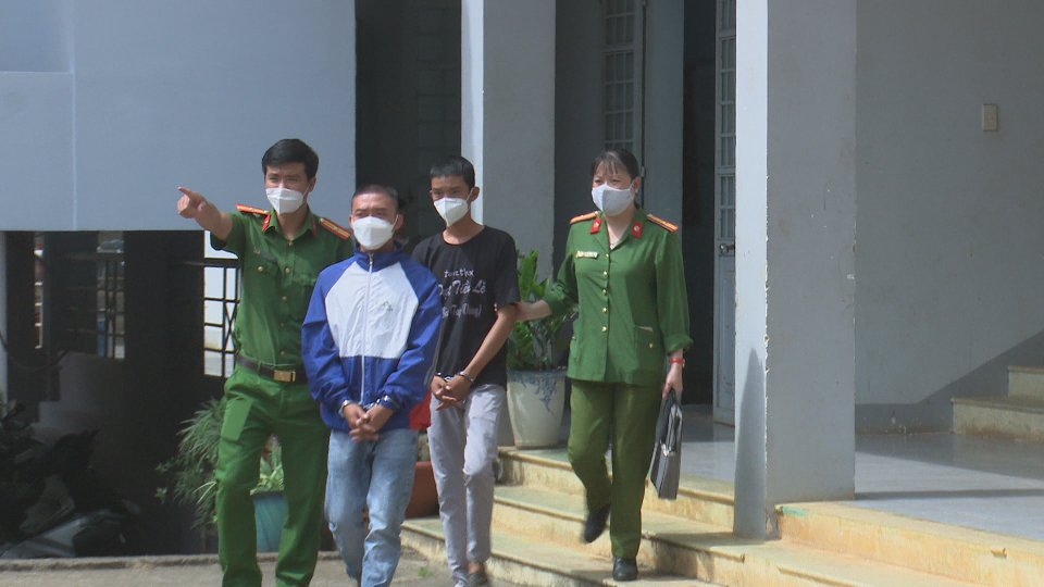 Mang hung kh&iacute; đi trả th&ugrave; cho em họ, 2 thanh ni&ecirc;n bị bắt về tội giết người - Ảnh 2.