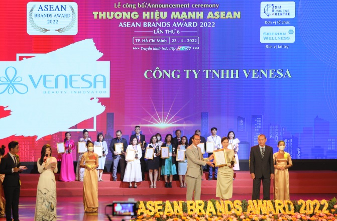 Venesa nhận c&uacute; đ&uacute;p giải thưởng tại Thương hiệu mạnh ASEAN 2022 - Ảnh 1.