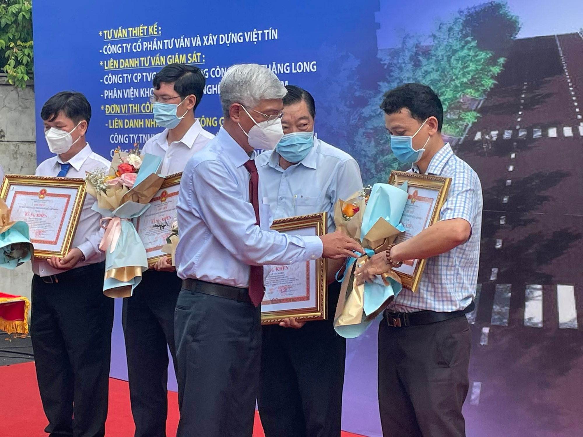 Đến đường Đặng Thúc Vịnh, ông Võ Văn Hoan cảm ơn người dân nhường mặt bằng