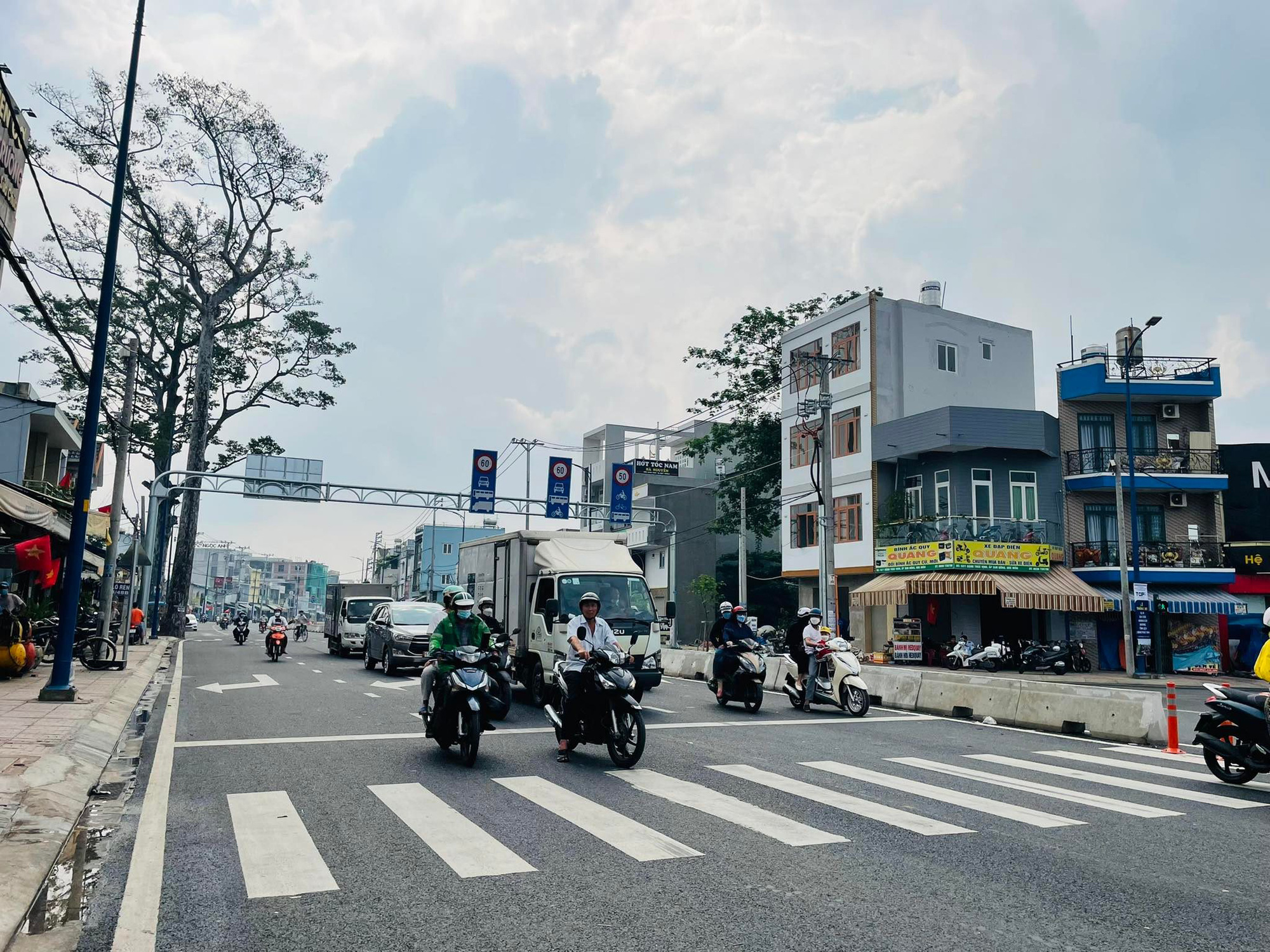 Đến đường Đặng Th&uacute;c Vịnh, &ocirc;ng V&otilde; Văn Hoan cảm ơn người d&acirc;n nhường mặt bằng - Ảnh 4.
